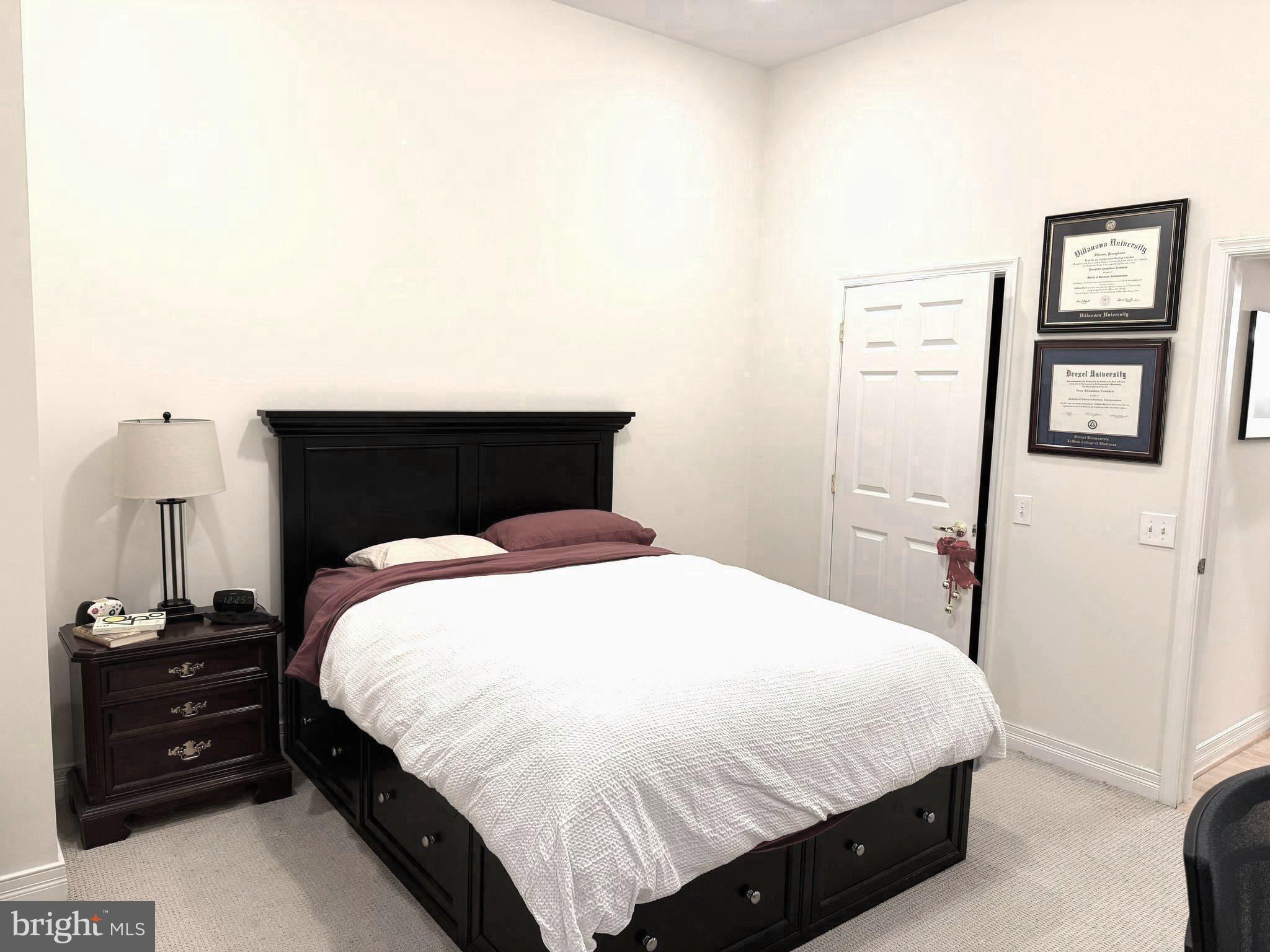 LOGAN SQUARE - Residential