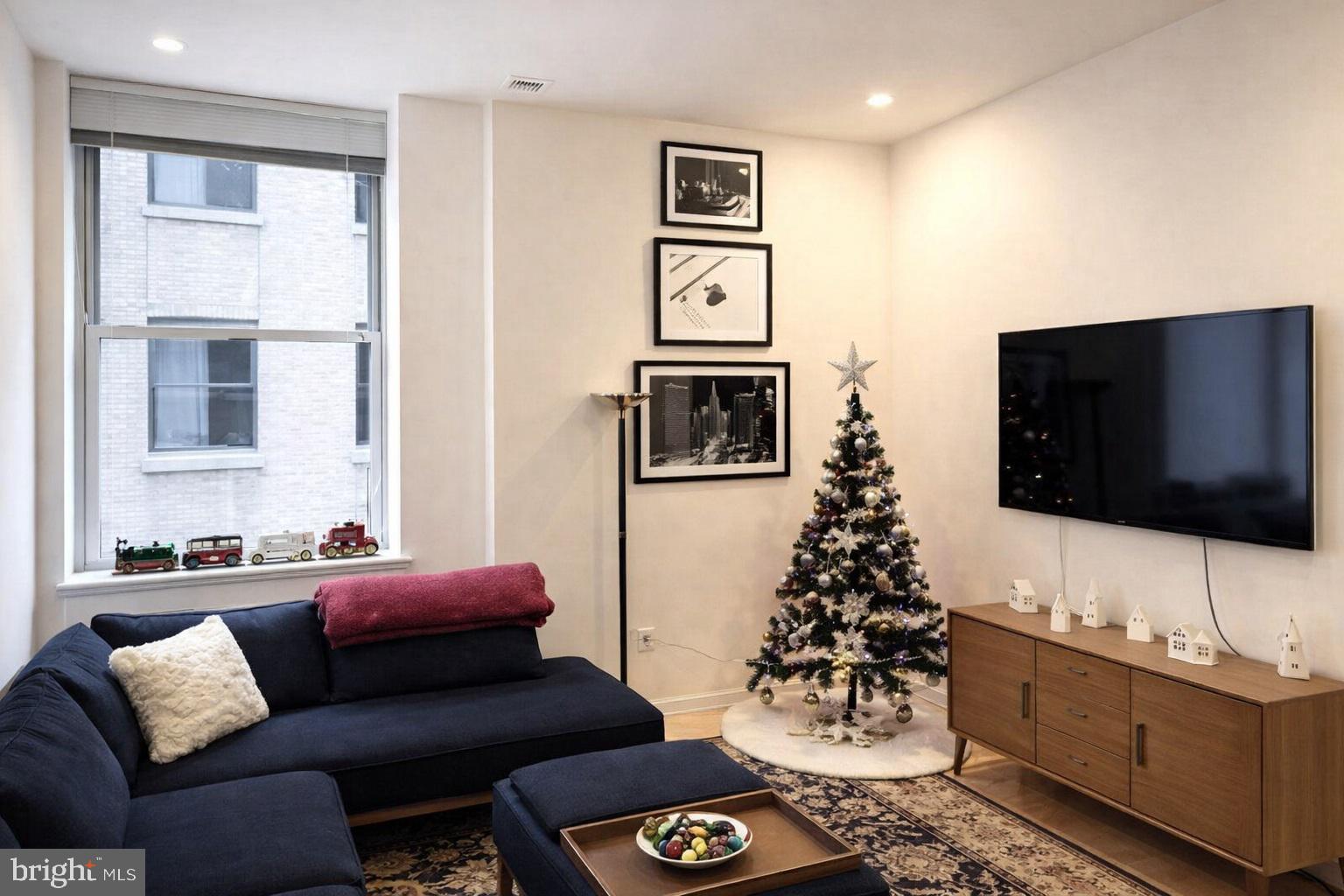 LOGAN SQUARE - Residential