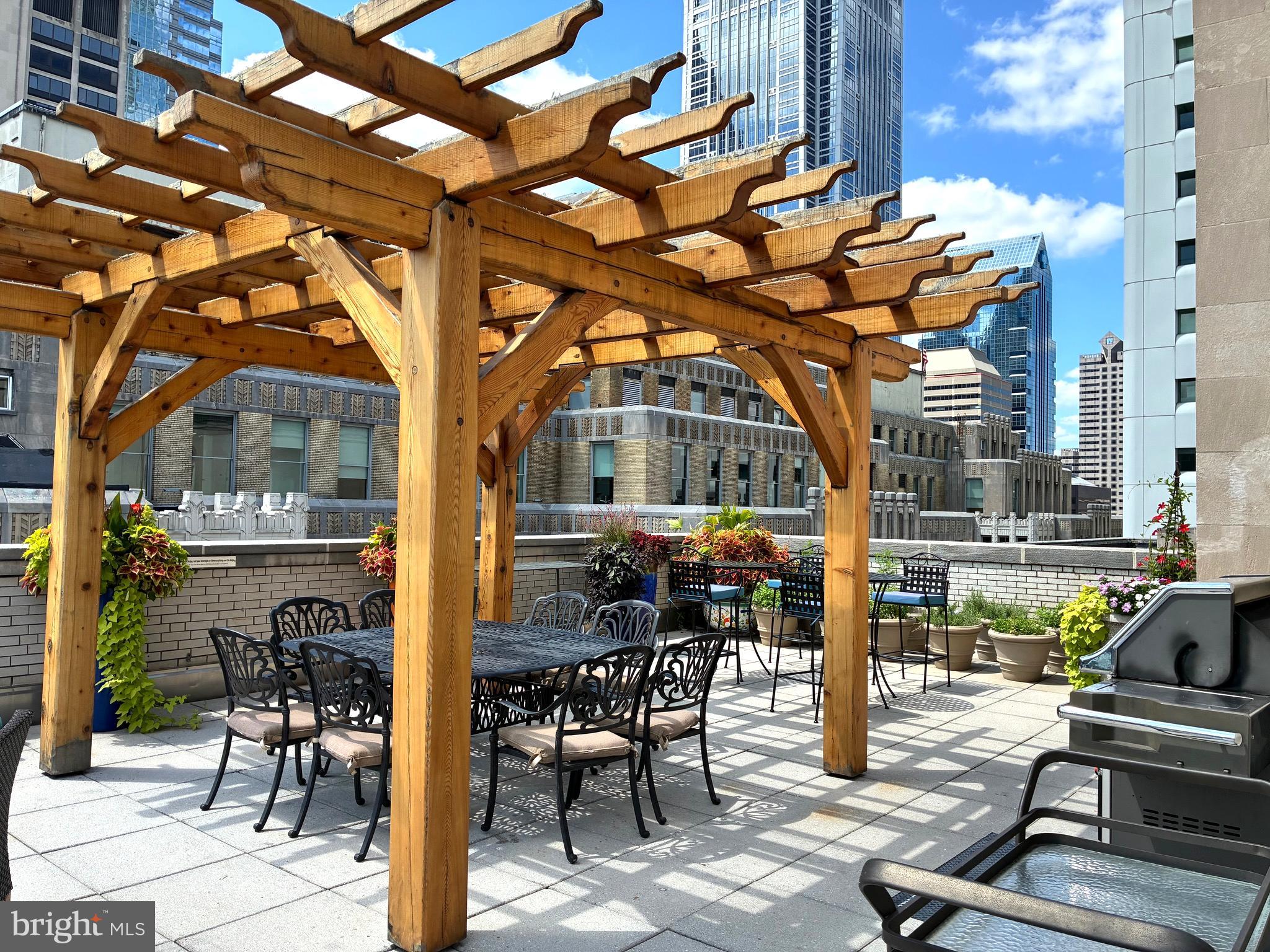 LOGAN SQUARE - Residential