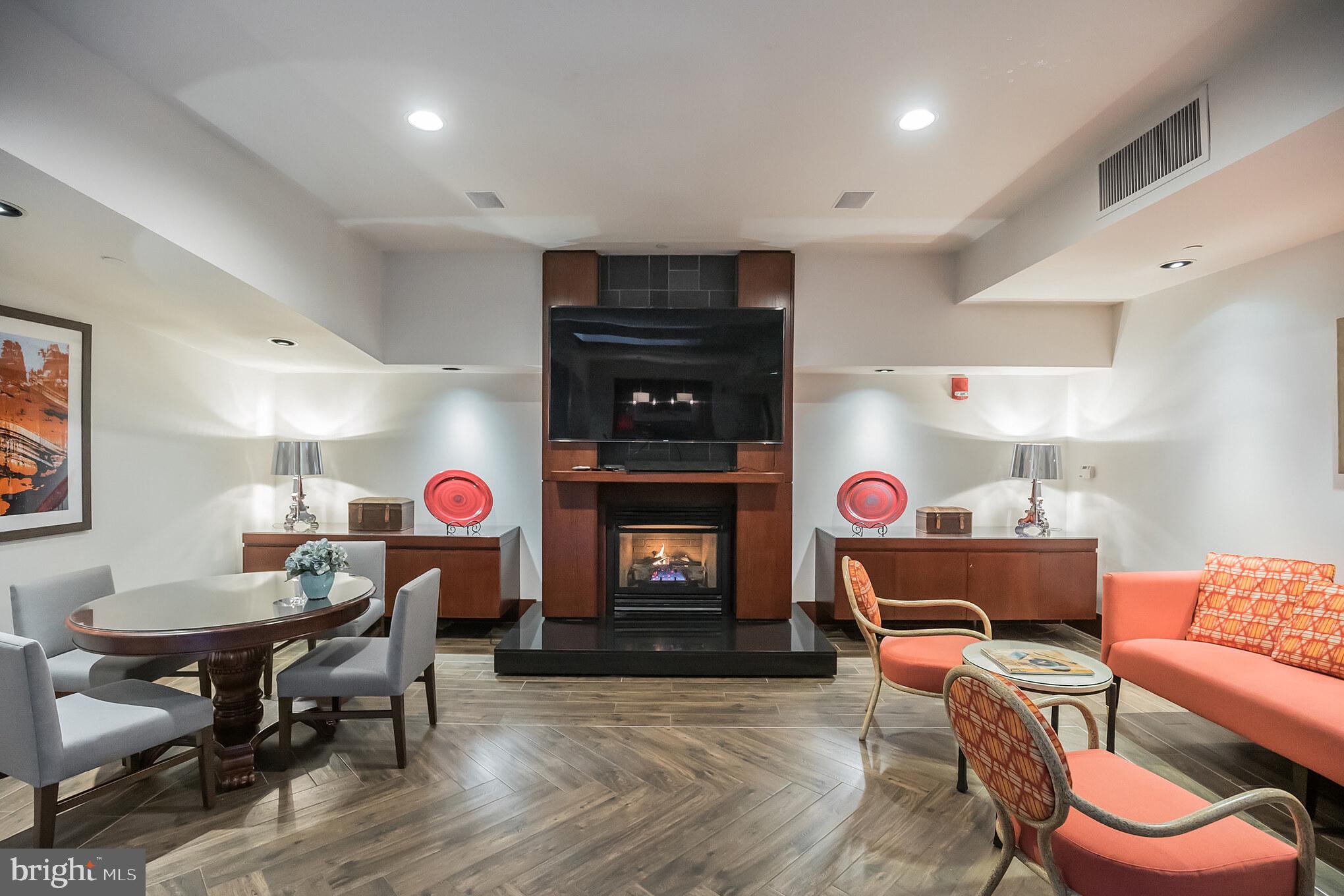 LOGAN SQUARE - Residential