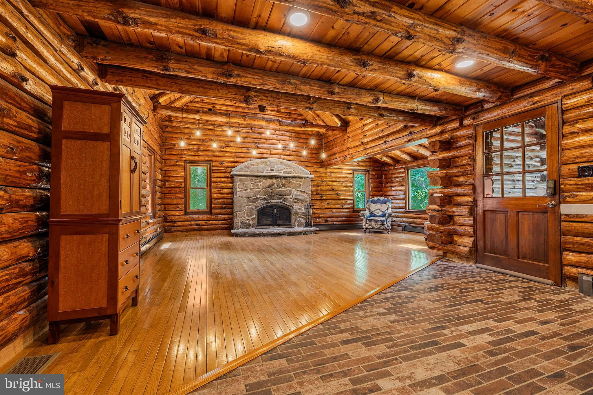 385 UPPER NECK ROAD