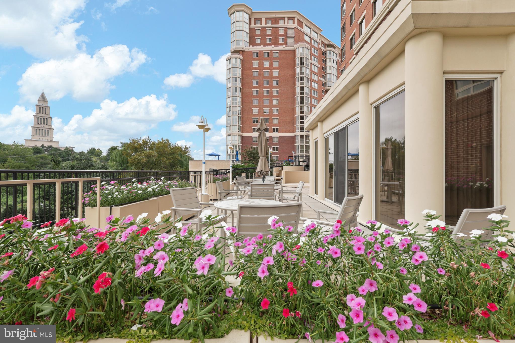 CARLYLE TOWERS CONDOMINIUM - Residential