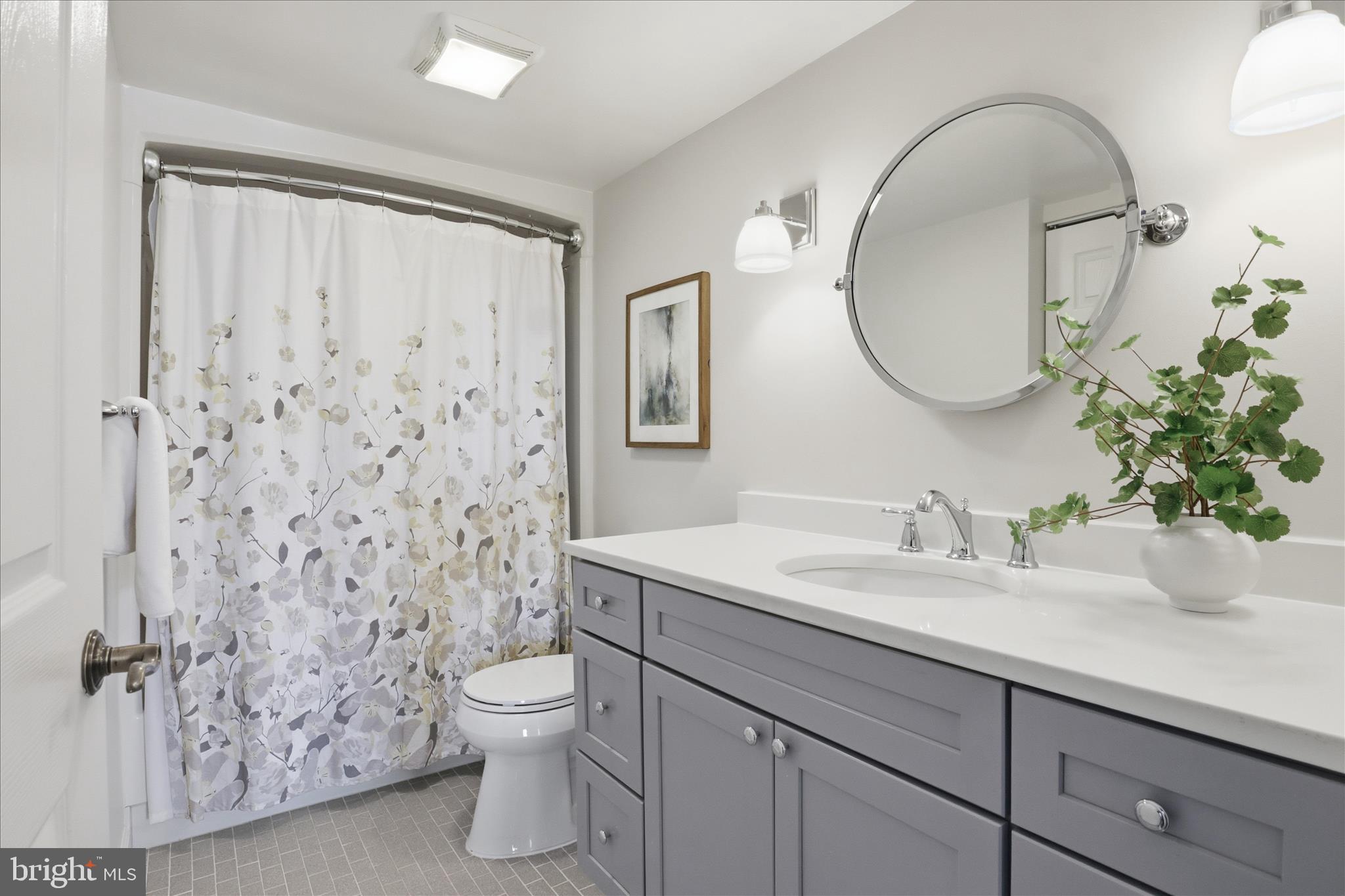 CARLYLE TOWERS CONDOMINIUM - Residential