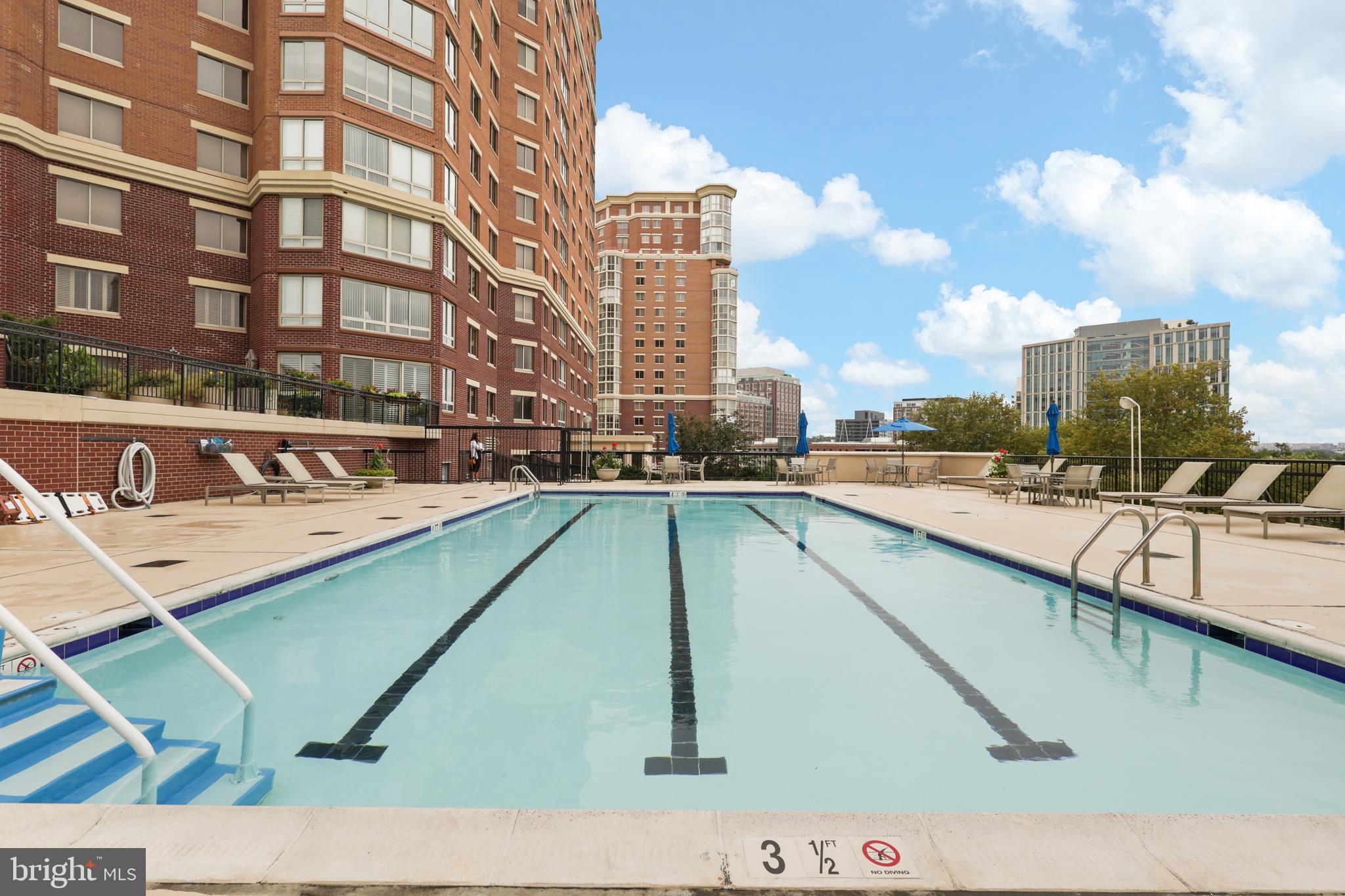 CARLYLE TOWERS CONDOMINIUM - Residential