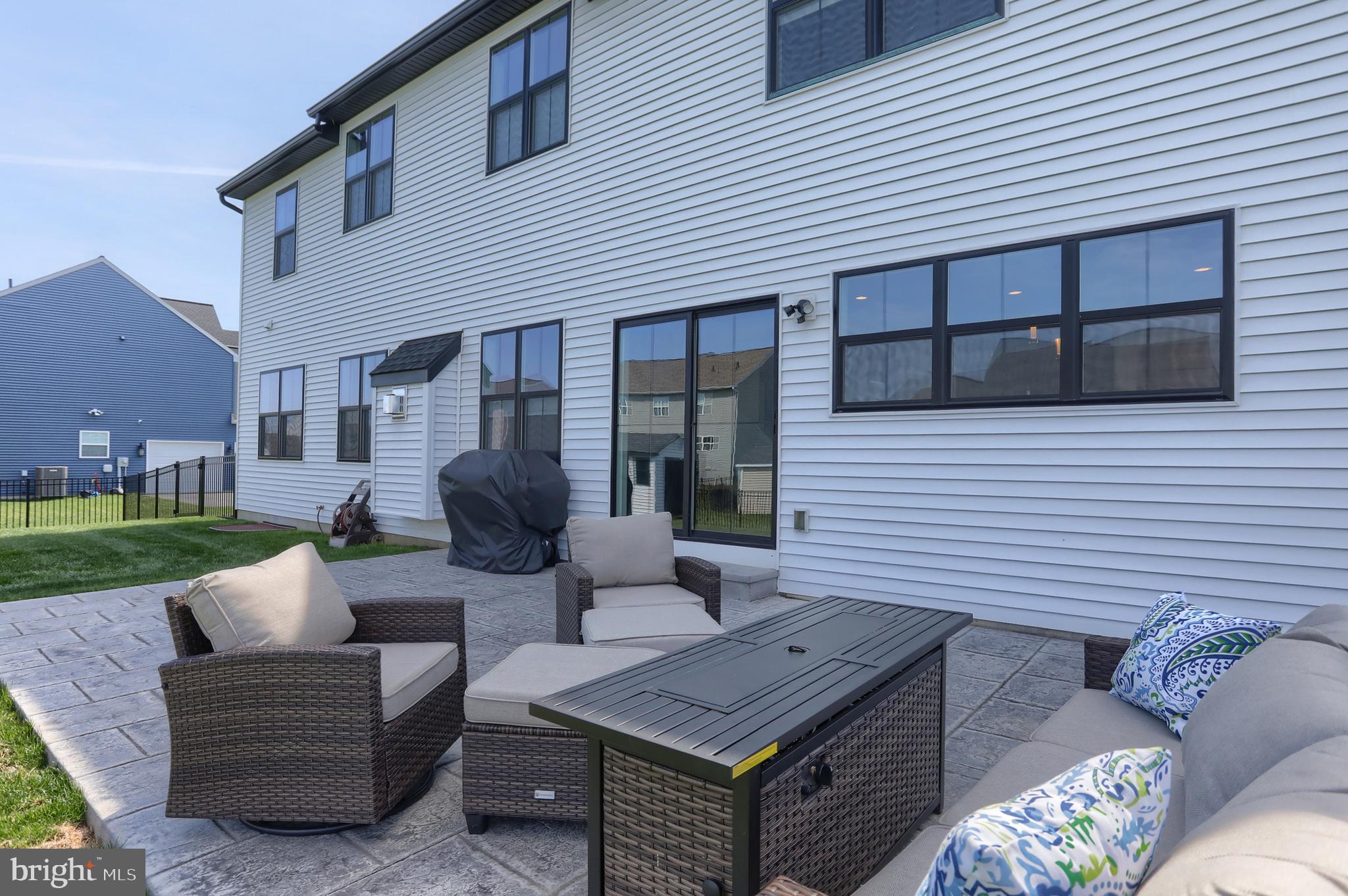 SUMMER LAYNE - Residential