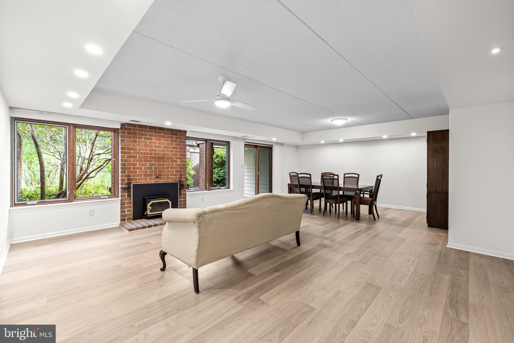 15 OAKRIDGE COURT