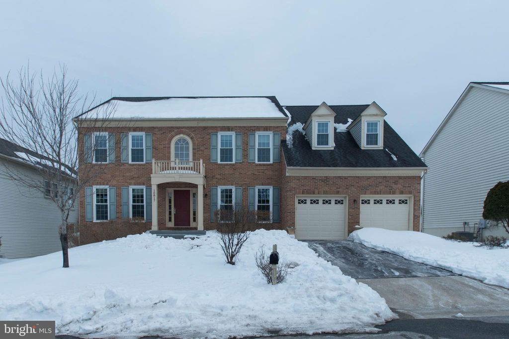 Photo of 10817 Maplecrest Ln, POTOMAC, MD 20854 (MLS # MDMC2215616)