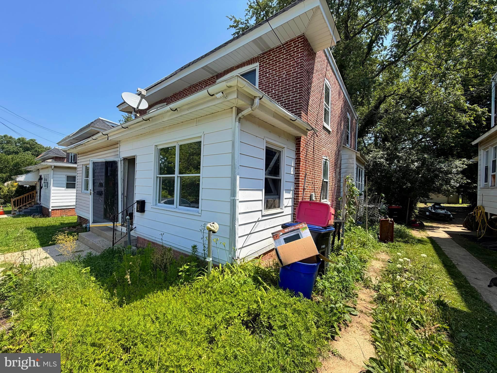 2611 LINDSAY STREET