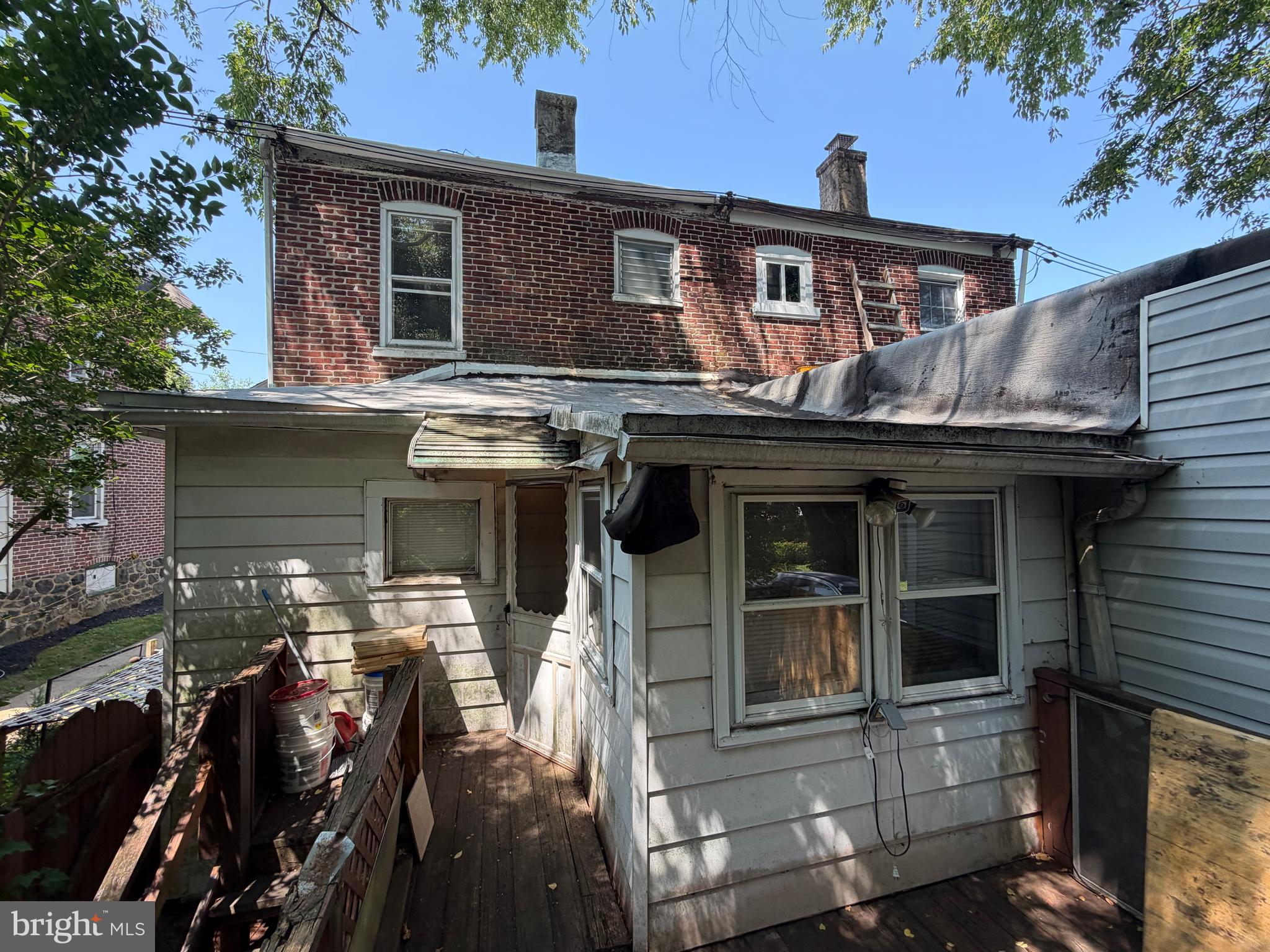2611 LINDSAY STREET