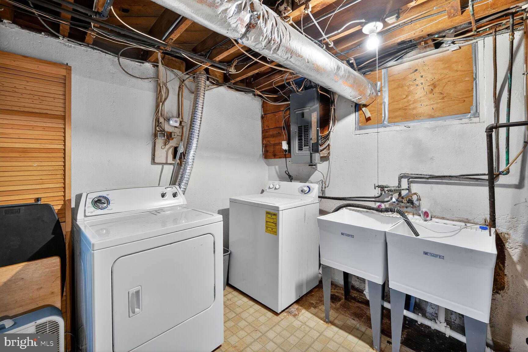 COLONIAL VILLAGE - Residential