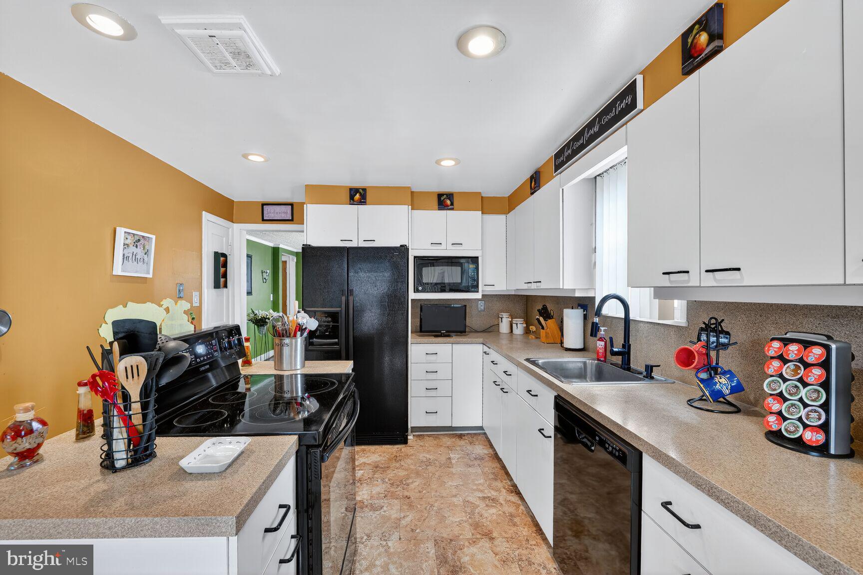 COLONIAL VILLAGE - Residential