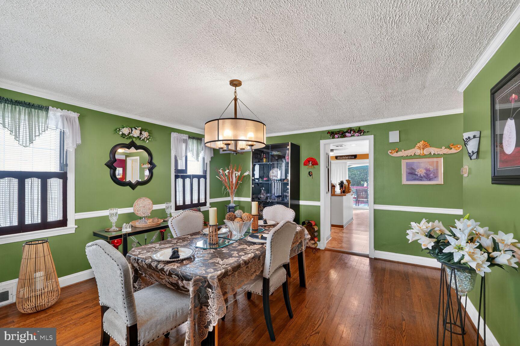 COLONIAL VILLAGE - Residential