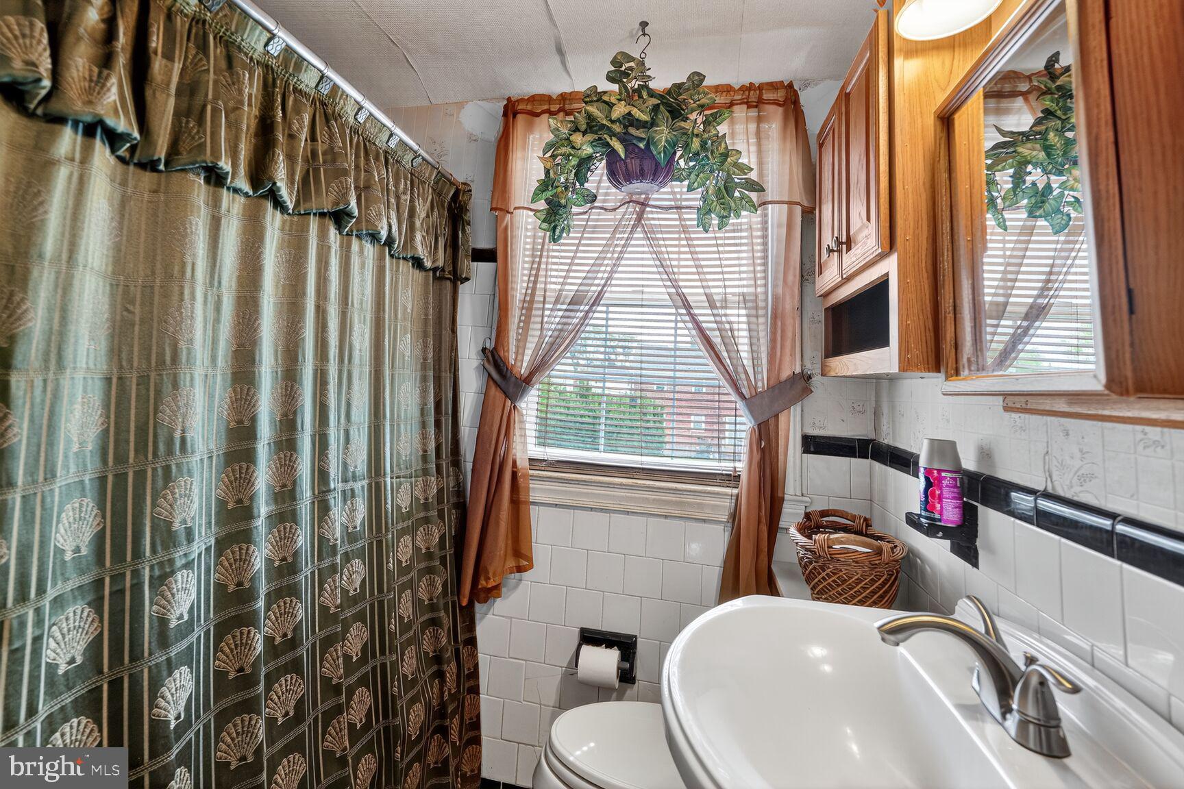 COLONIAL VILLAGE - Residential