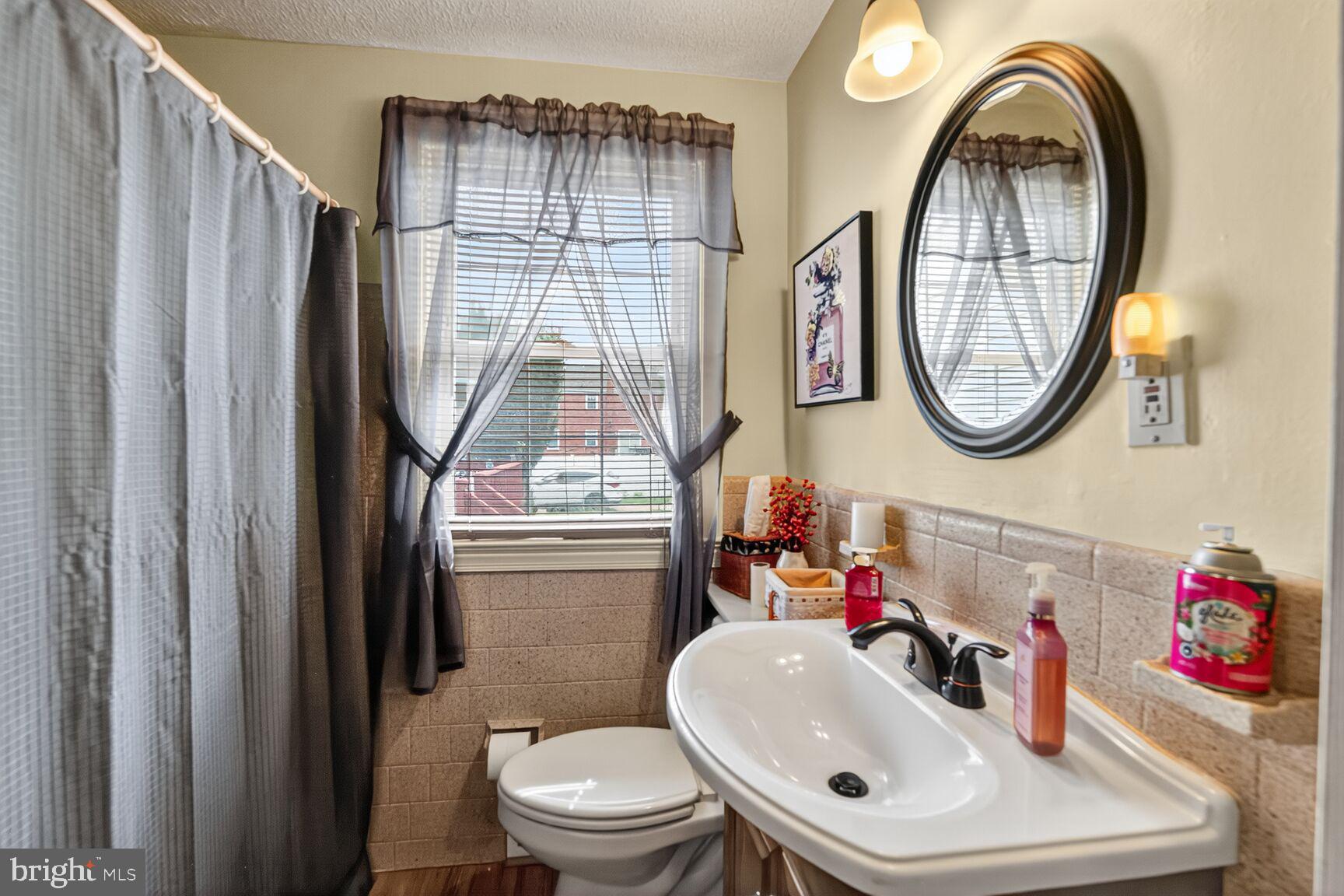 COLONIAL VILLAGE - Residential