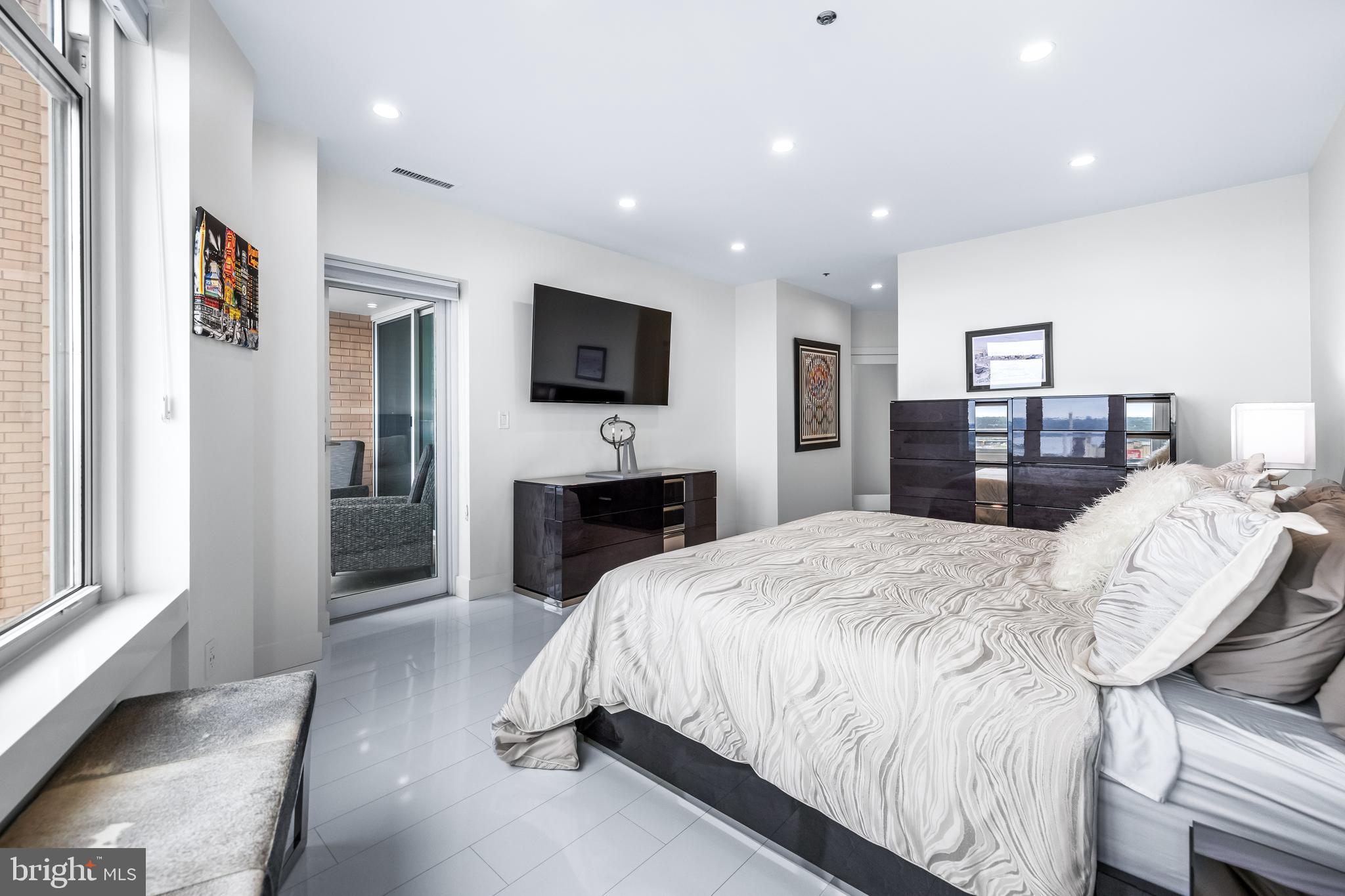 HARBORVIEW TOWERS - Residential