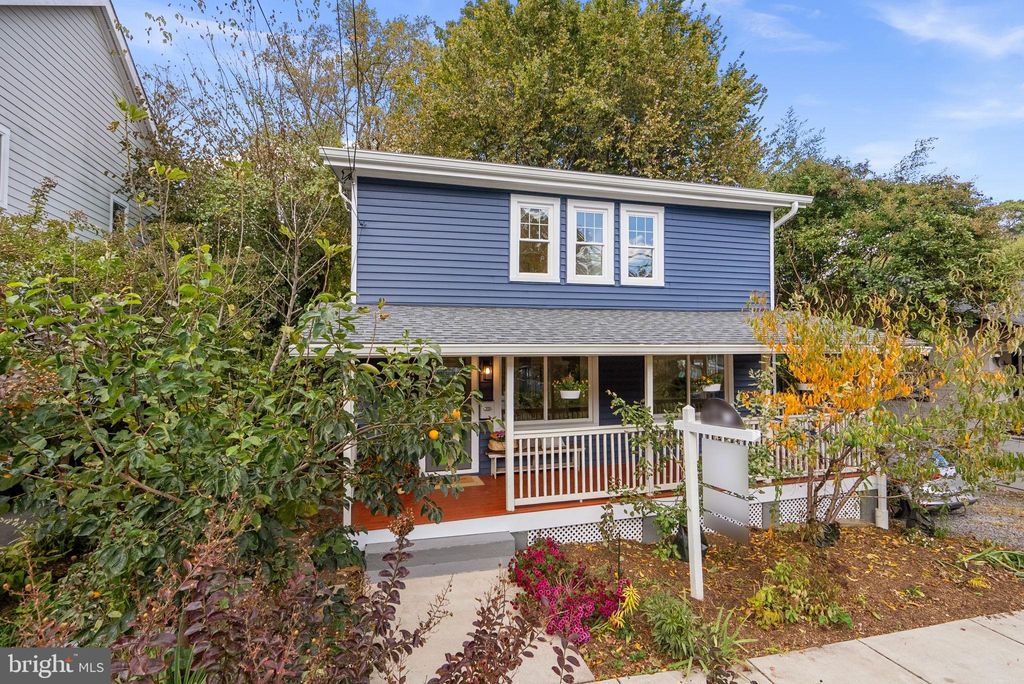 Photo of 725 Silver Spring Avenue, SILVER SPRING, MD 20910 (MLS # MDMC2204400)