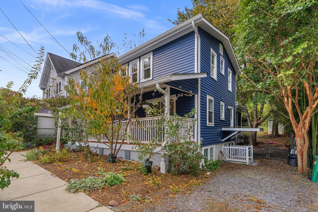 Photo of 725 Silver Spring Avenue, SILVER SPRING, MD 20910 (MLS # MDMC2204400)