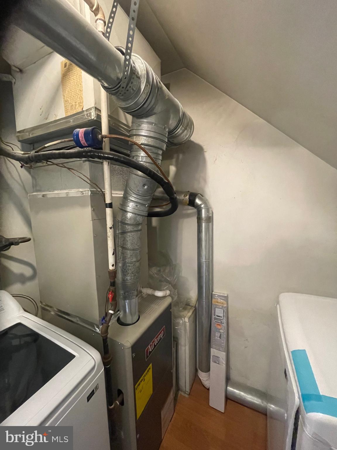 LAURELTON - Residential