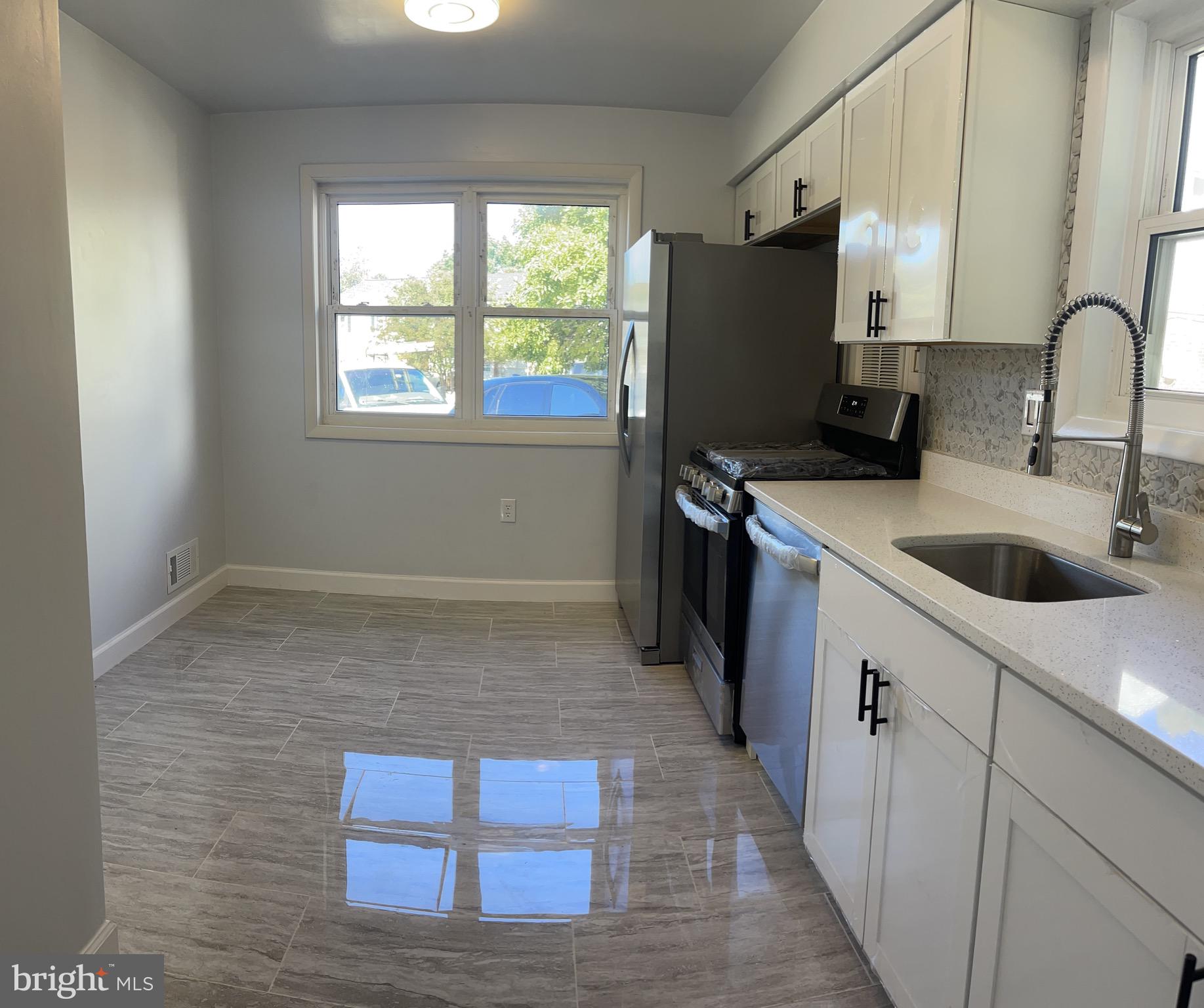 LAURELTON - Residential