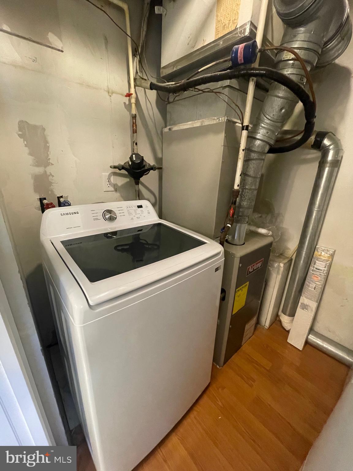 LAURELTON - Residential