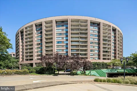 1805 Crystal Drive Unit 215S, Arlington, VA MLS: VAAR2054440