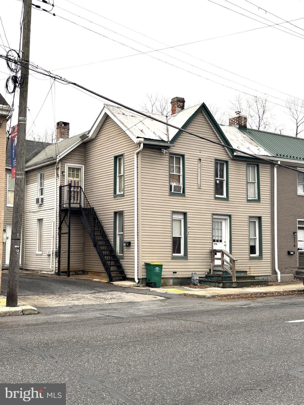 Main image without alt text