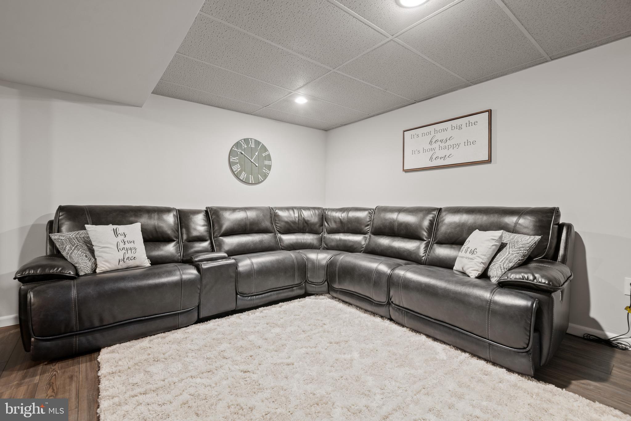 VILLAGE SQUARE - Residential