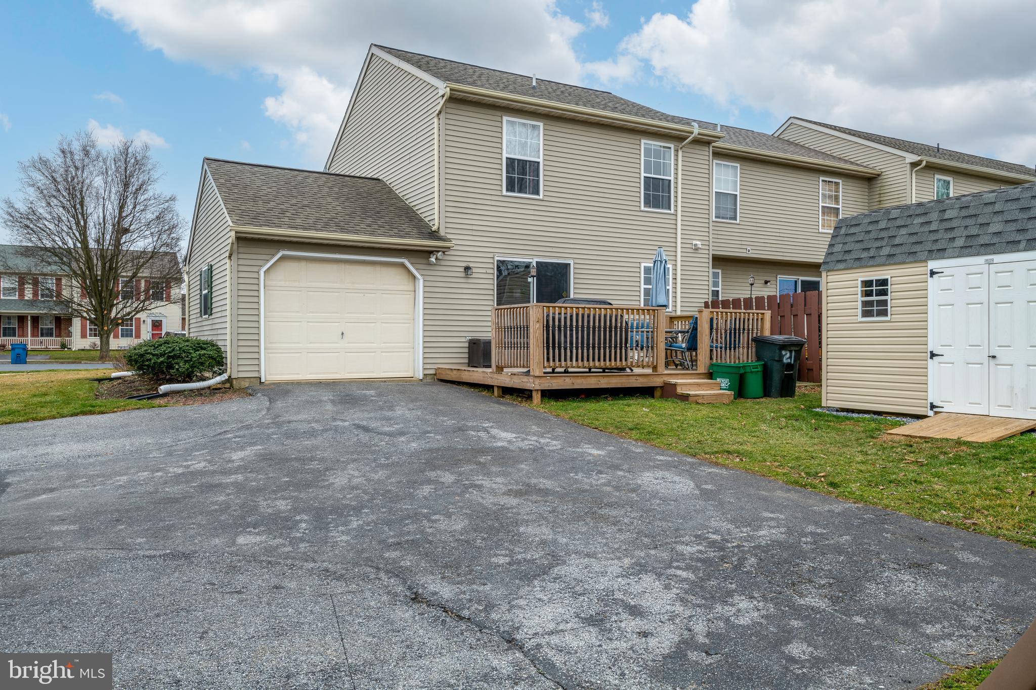 VILLAGE SQUARE - Residential