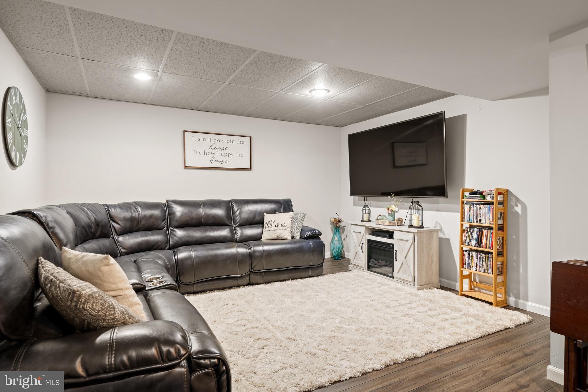 VILLAGE SQUARE - Residential