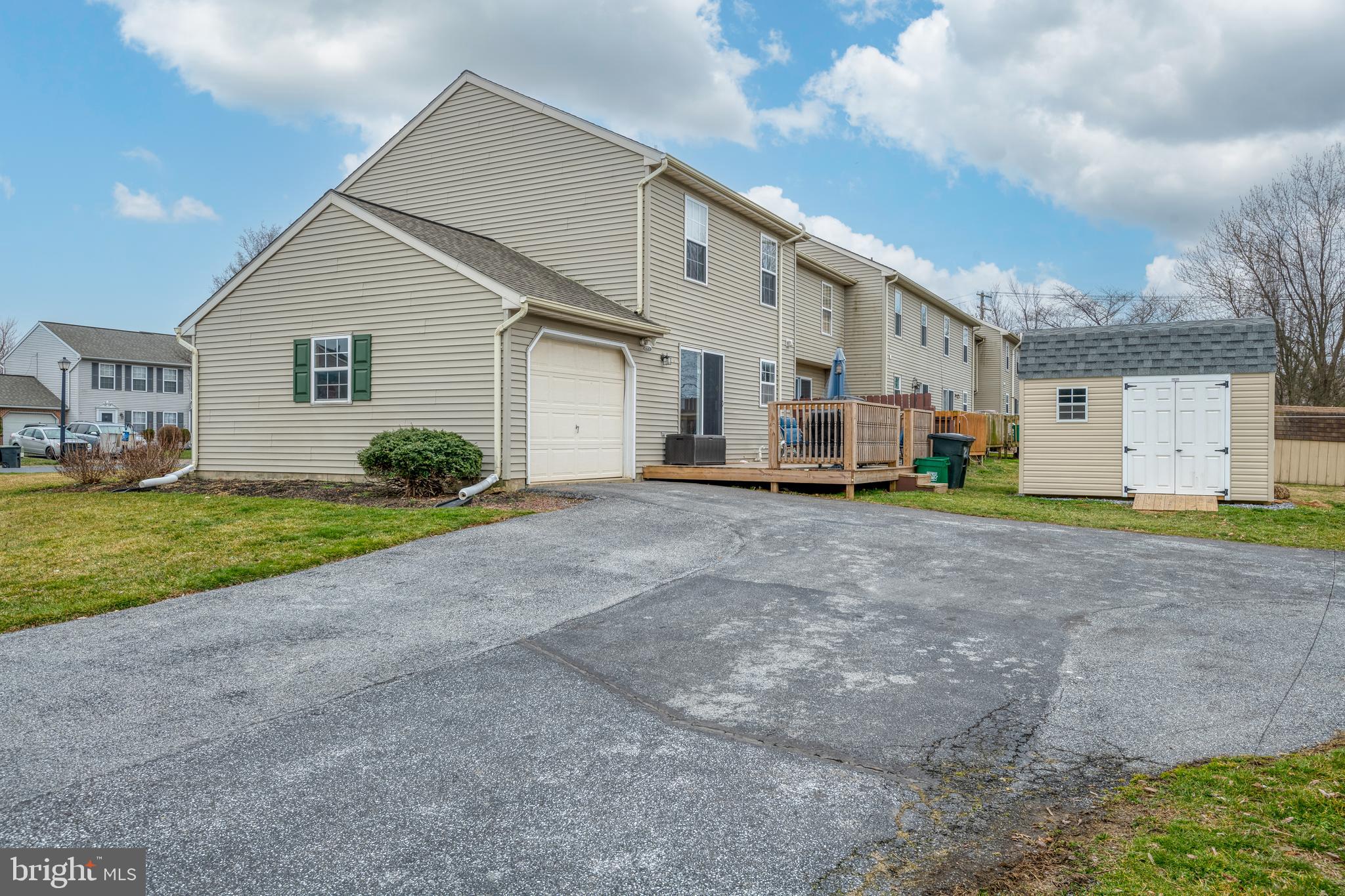 VILLAGE SQUARE - Residential