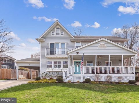 Photo of 206 Oak Street SW, VIENNA, VA 22180 (MLS # VAFX2316584)