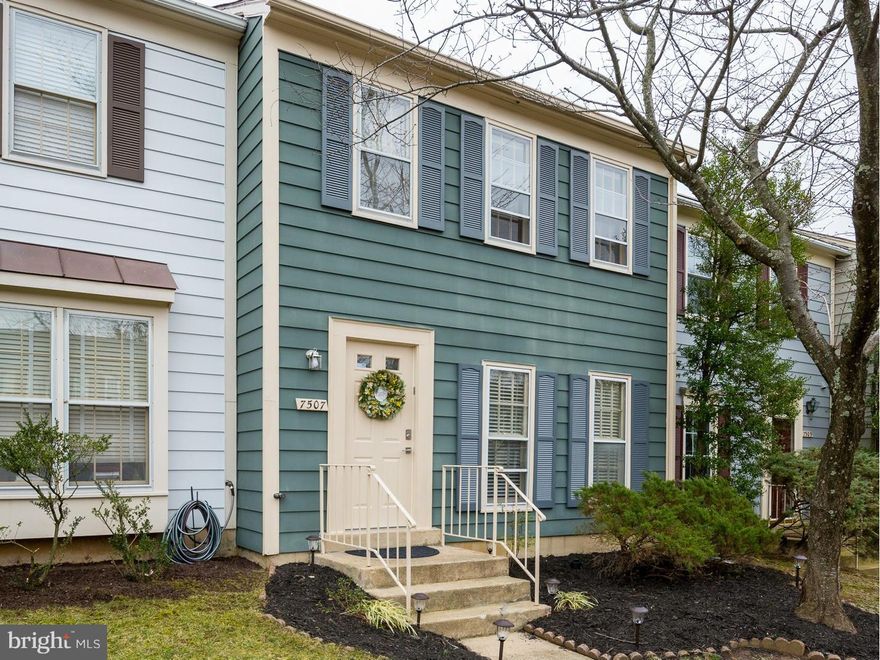 RENOVATED 3BR, 1.55BA, 2-LVL HOME ON CUL-DE-SAC IN DESIRABLE HAYFIELD VIEW...HUGE LIV RM & DIN AREA..UPGRADED & OPEN KIT W/ NEW CABINETS, QUARTZ COUNTERS, SS APPL...BRKFST AREA W/ WALKOUT TO NEW DECK & FENCED BACKYARD..LARGE MBR W/ OVERSIZED CLOSET & FULL BATH + 1/2 BATH...UPDATED BATHS, NEW WOOD LAMINATE, LIGHTING, HDW & TRIM THROUGHOUT, FRESH PAINT...CLOSE TO FT. BELVOIR...