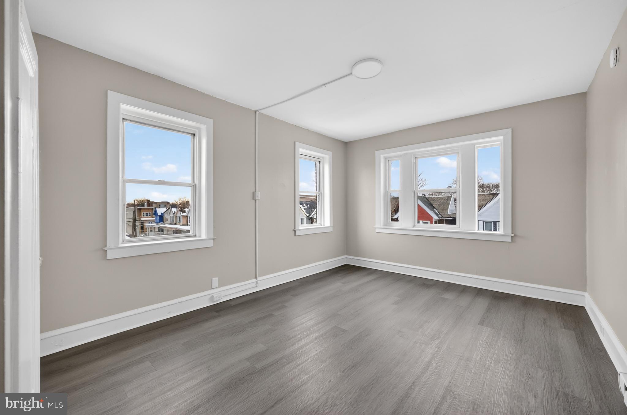 LOGAN - Commercial Sale