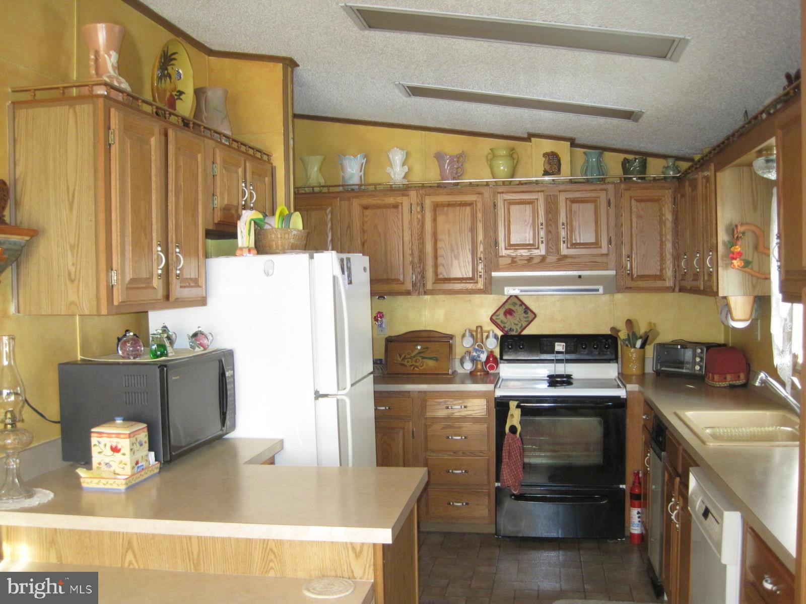 PIN OAK MOBILE HOME - Residential
