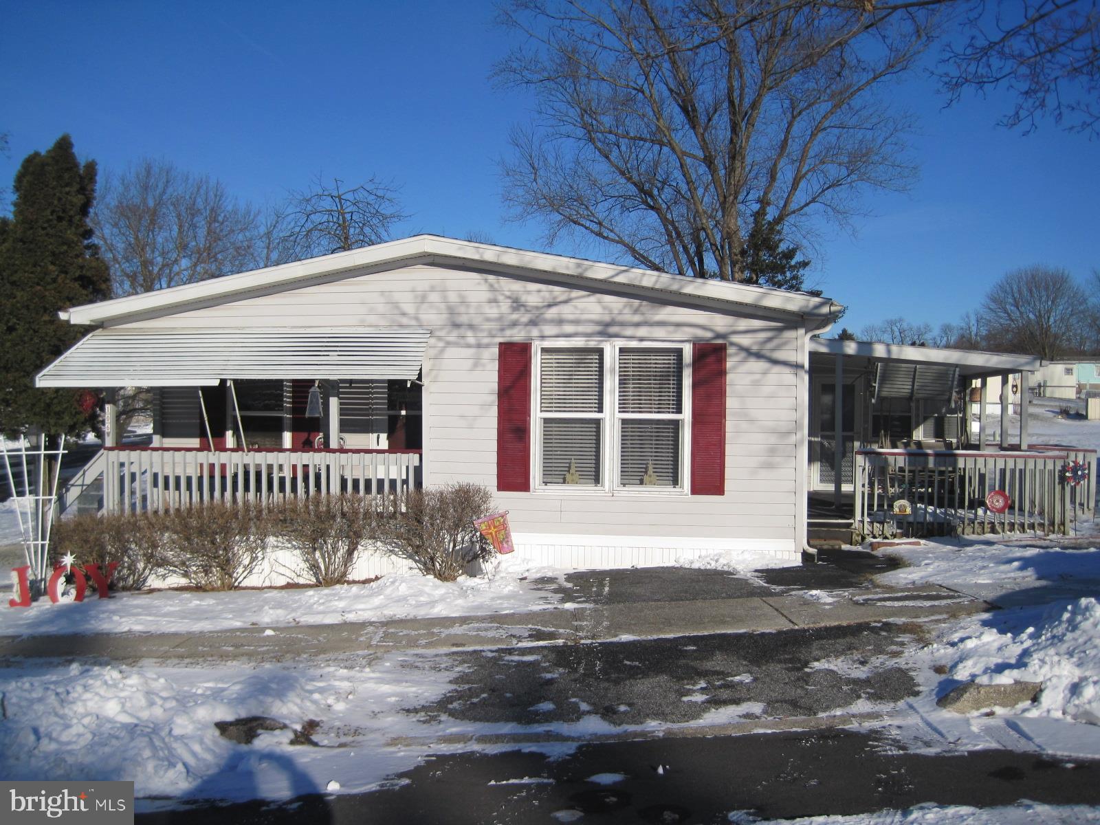 Very nice, well maintained 2 BR, 2 Bath, double wide in Pin Oak Park! Move in ready featuring: Den with built-in cabinets & book cases, attractive kitchen with lots of cabinets & counter space, spacious master bedroom suite with newly remodeled bath & walk-in closet, sunroom, covered back porch with swing, newer roof, 2 sheds with electric, new hot water heater, replacement windows, well insulated 2x6 exterior walls, corner lot, & all appliances stay. Affordable housing with low utility costs, don't miss it!