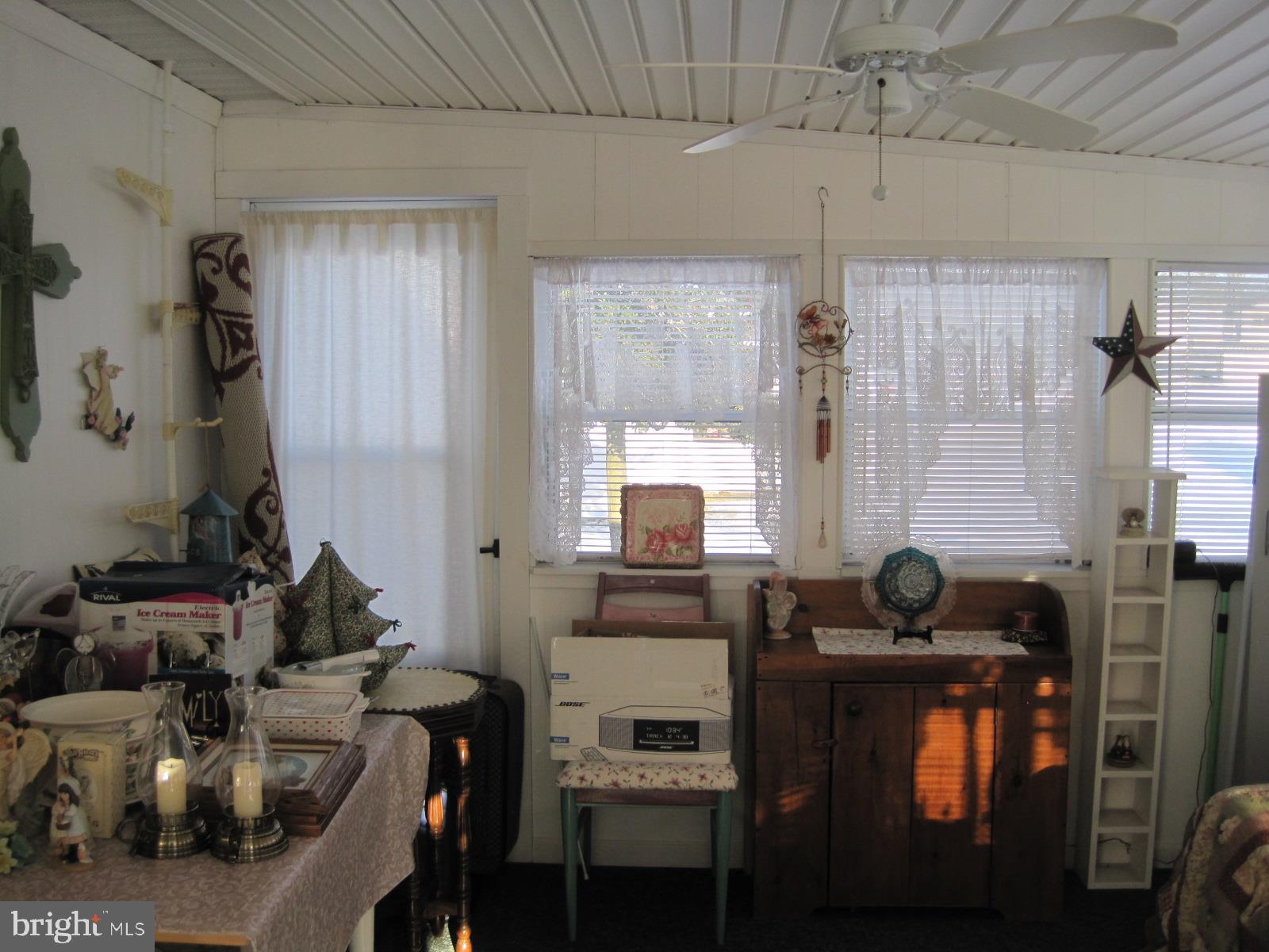 PIN OAK MOBILE HOME - Residential