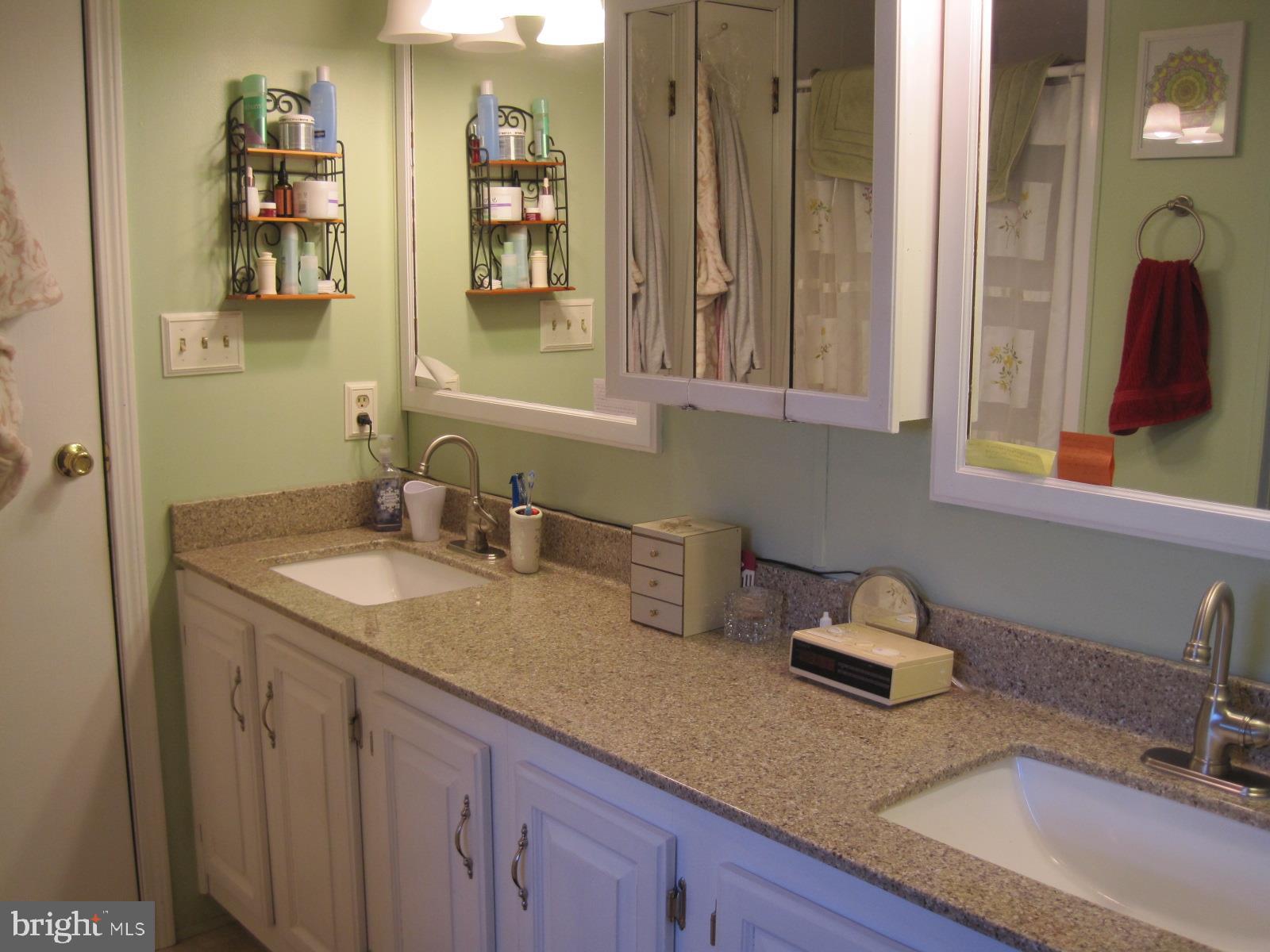 PIN OAK MOBILE HOME - Residential