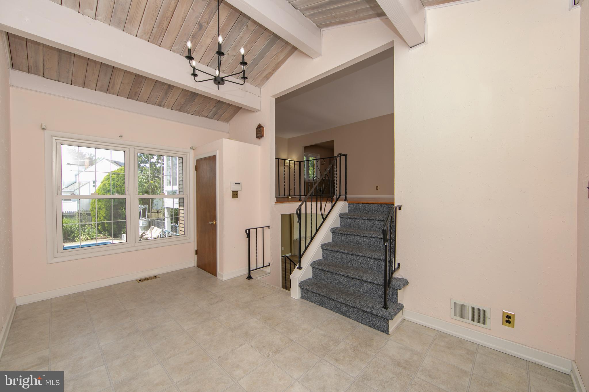 809 CHARLESTON ROAD