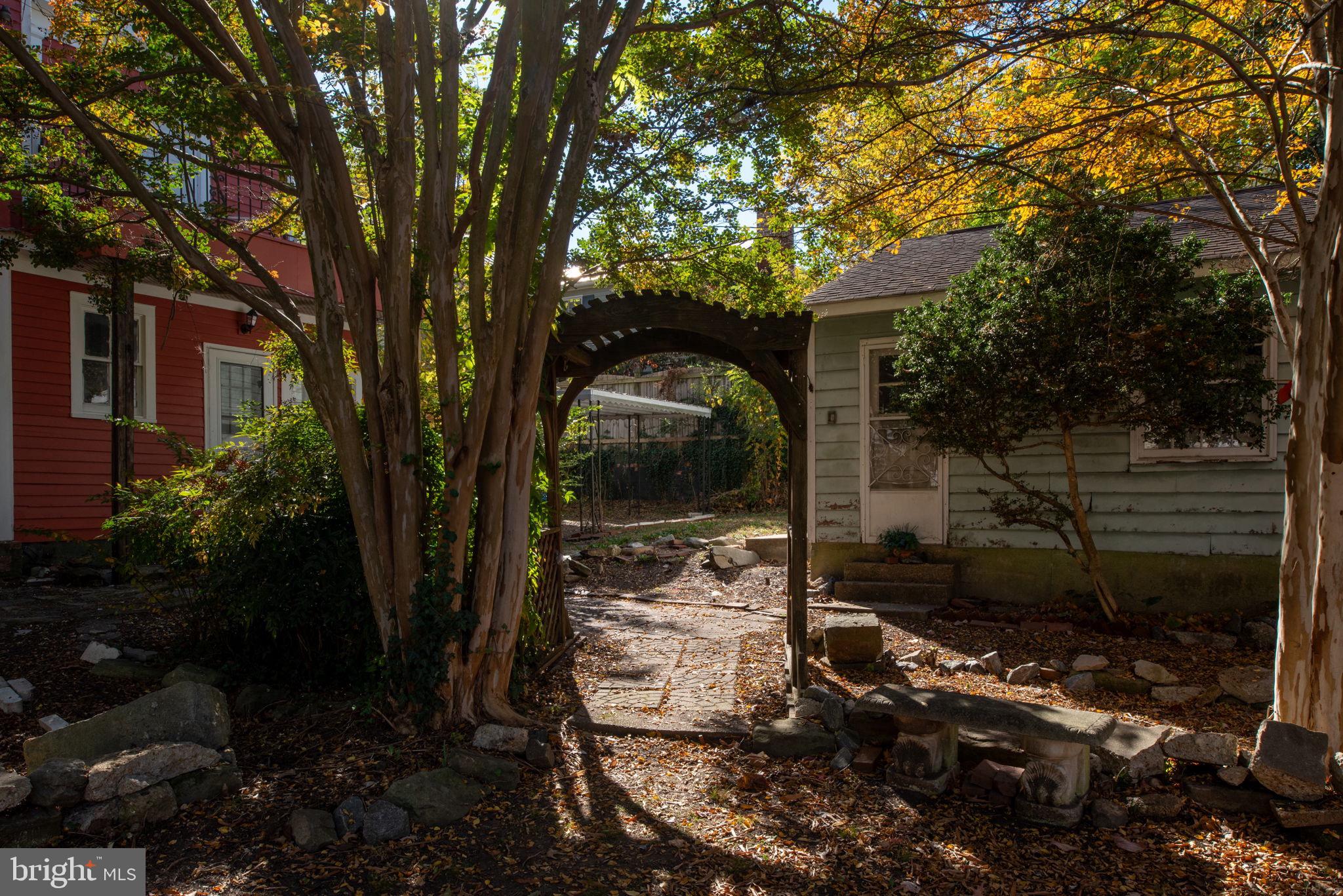 1104 CAROLINE ST