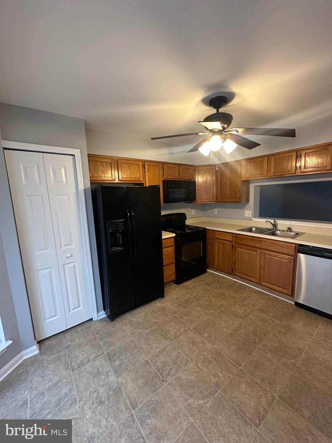KNOLLS AT BULL RUN - Residential Lease