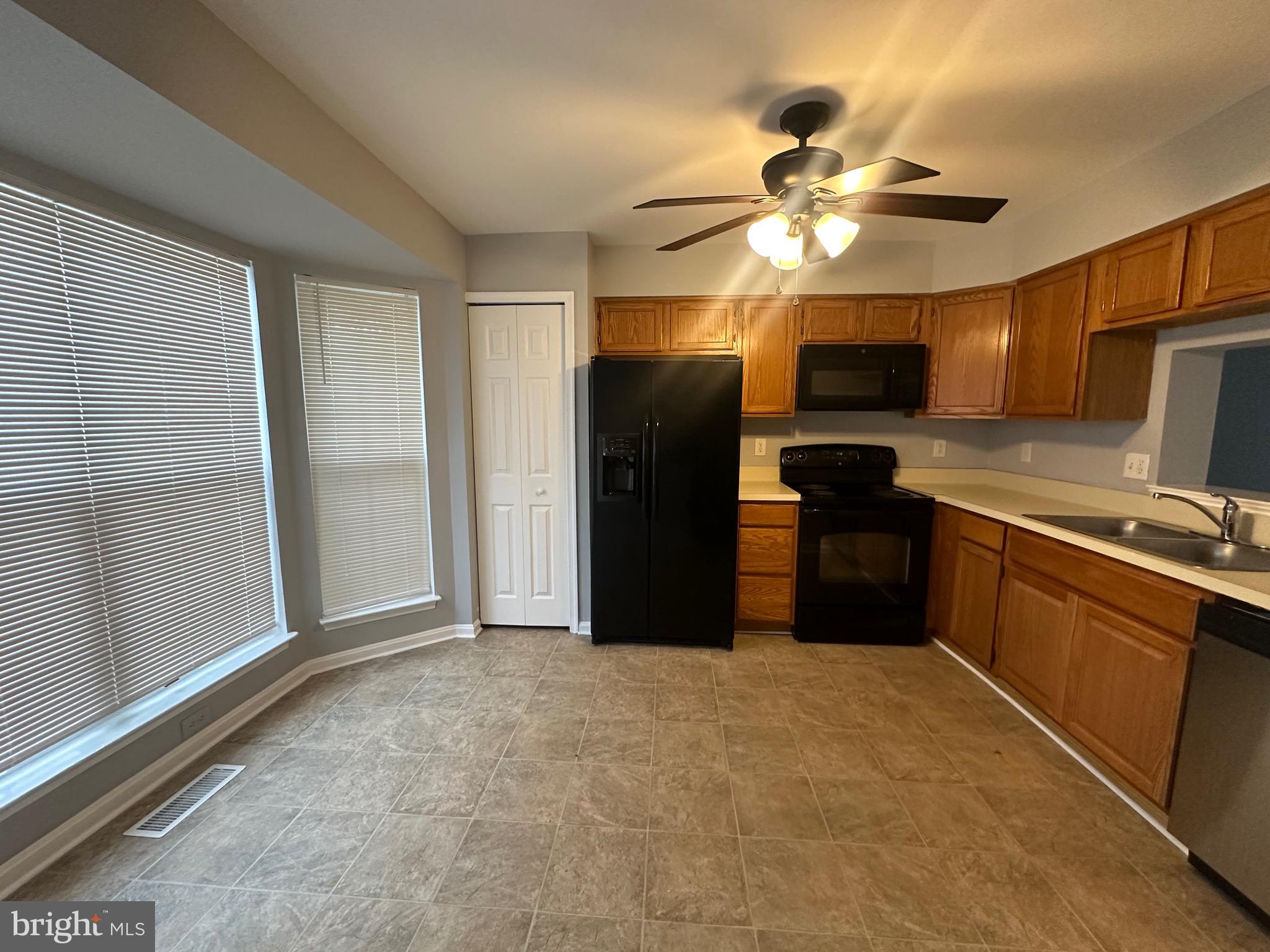 KNOLLS AT BULL RUN - Residential Lease
