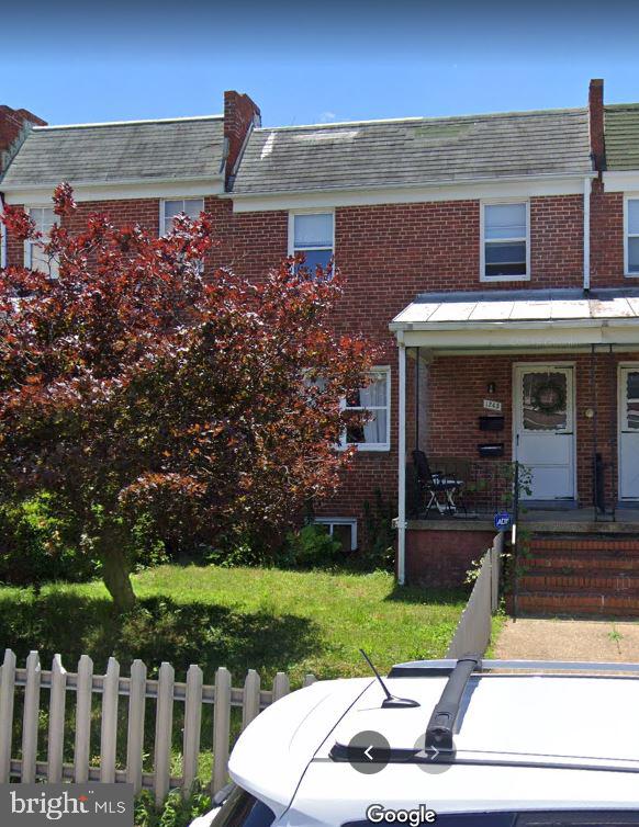 This Rental is the upstairs level ONLY** 1 bed, 1 bath. No washer/dryer. Pets allowed on a case-by-case basis. Tenant pays all utilities. Close to the Avenue in Hamden.