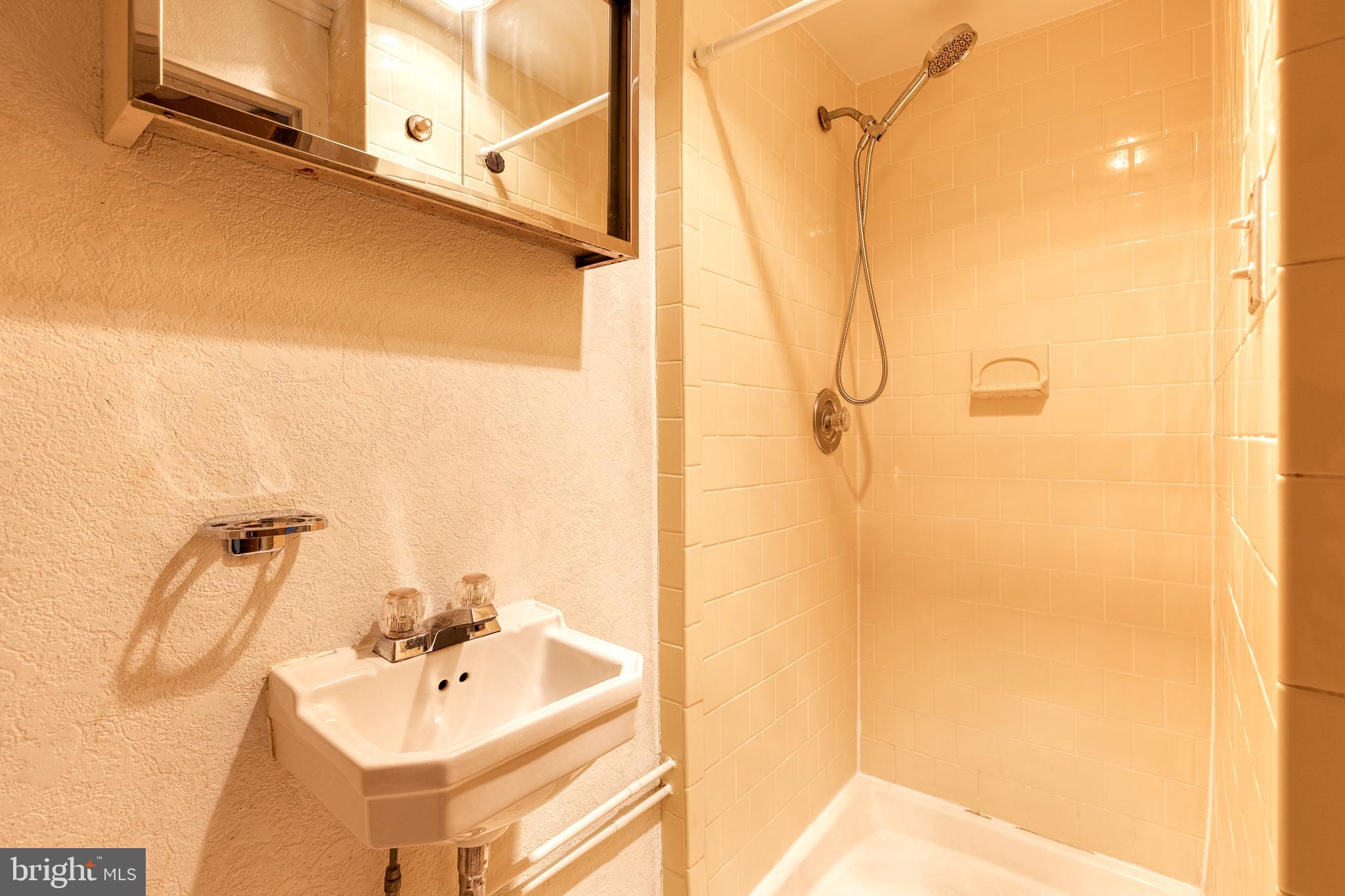 KNETTISHALL - Residential Lease