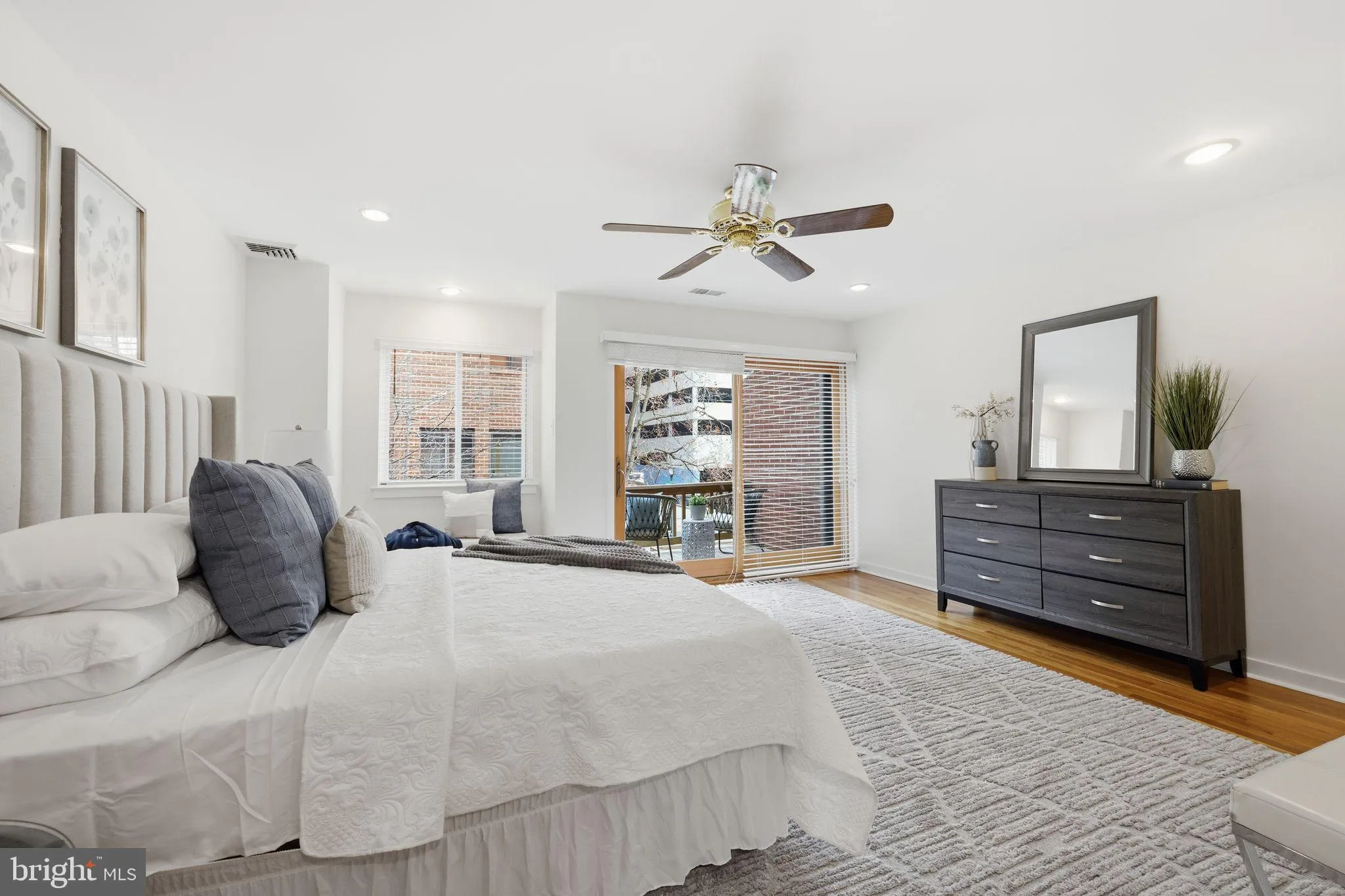 Philadelphia, Pennsylvania 19107, United States, 3 Bedrooms Bedrooms, ,3 BathroomsBathrooms,Residential,Contingent,251986