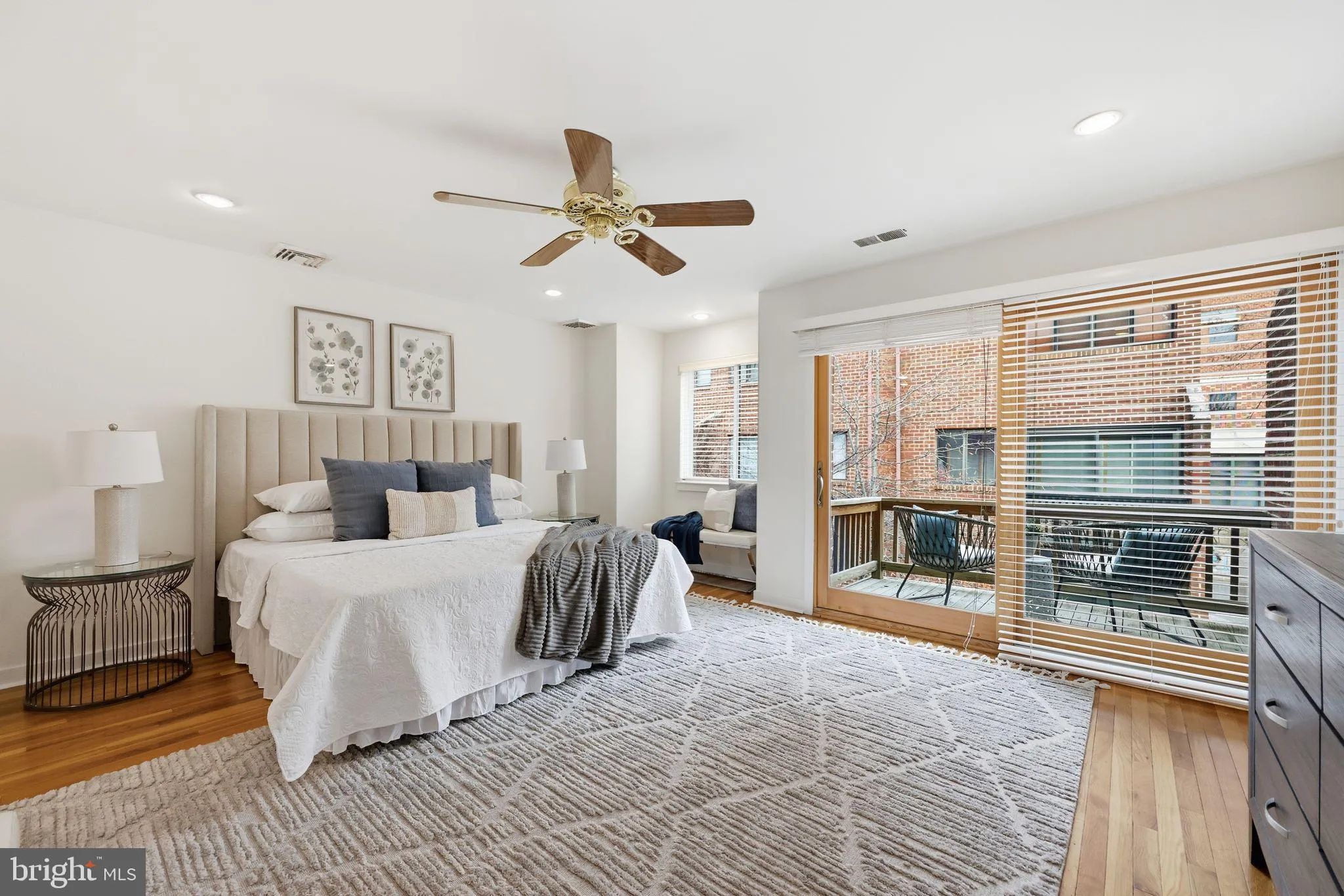 Philadelphia, Pennsylvania 19107, United States, 3 Bedrooms Bedrooms, ,3 BathroomsBathrooms,Residential,Contingent,251986