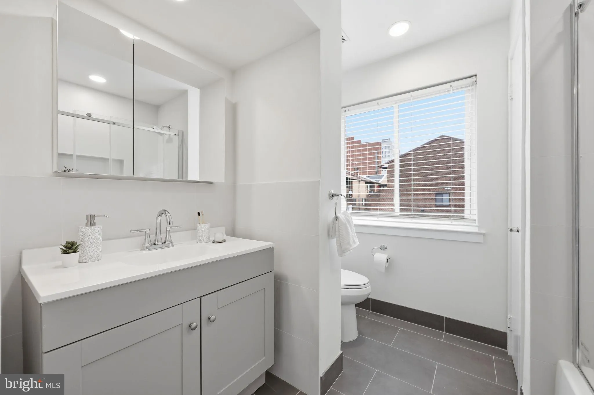 Philadelphia, Pennsylvania 19107, United States, 3 Bedrooms Bedrooms, ,3 BathroomsBathrooms,Residential,Contingent,251986