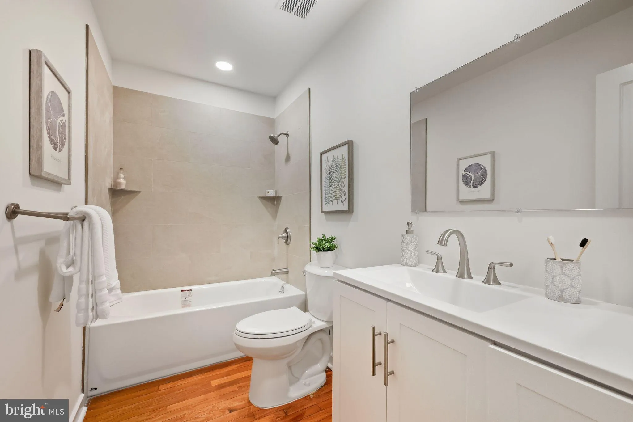 Philadelphia, Pennsylvania 19107, United States, 3 Bedrooms Bedrooms, ,3 BathroomsBathrooms,Residential,Contingent,251986