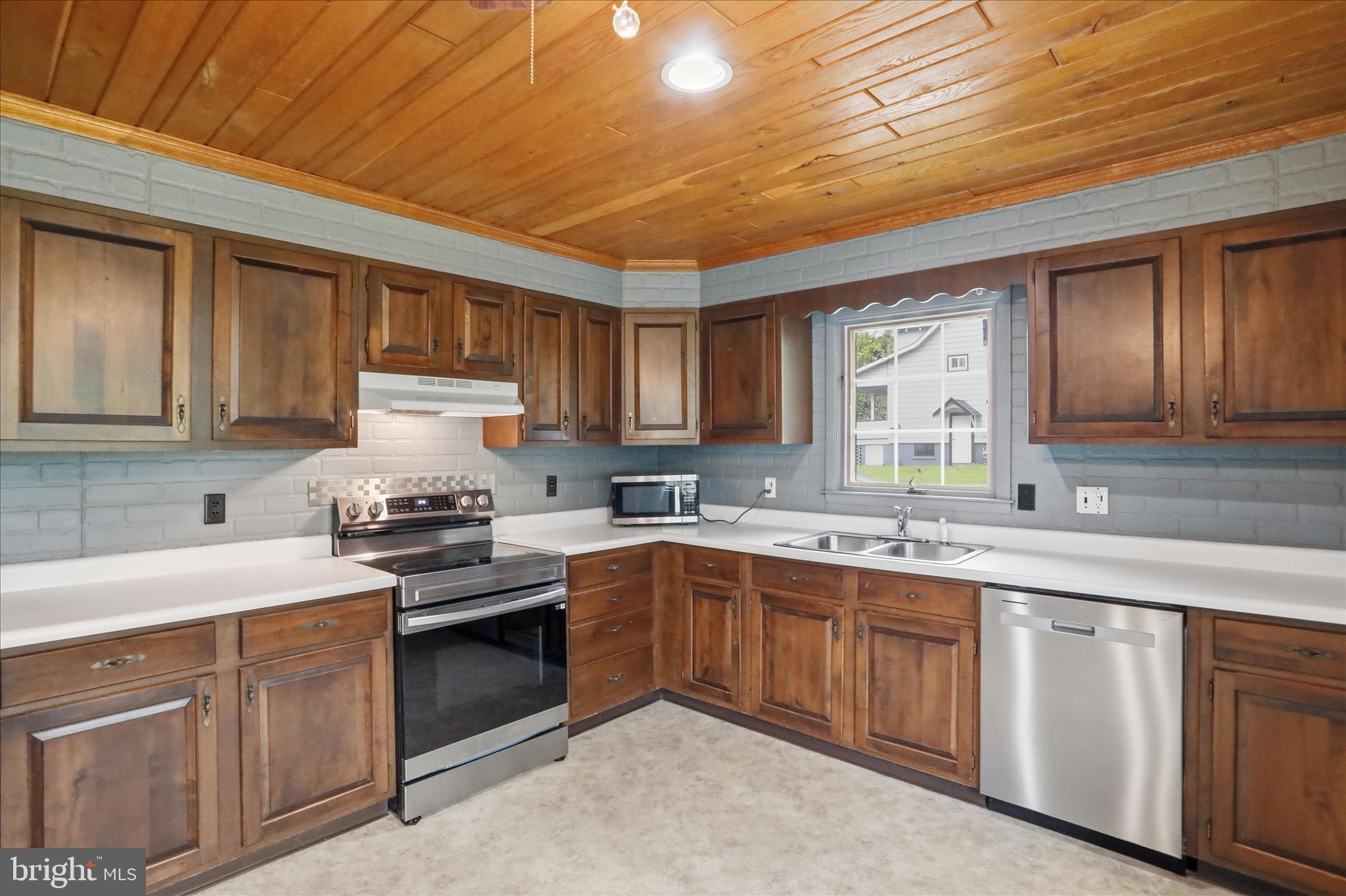 LOCH LYNN HEIGHTS - Residential