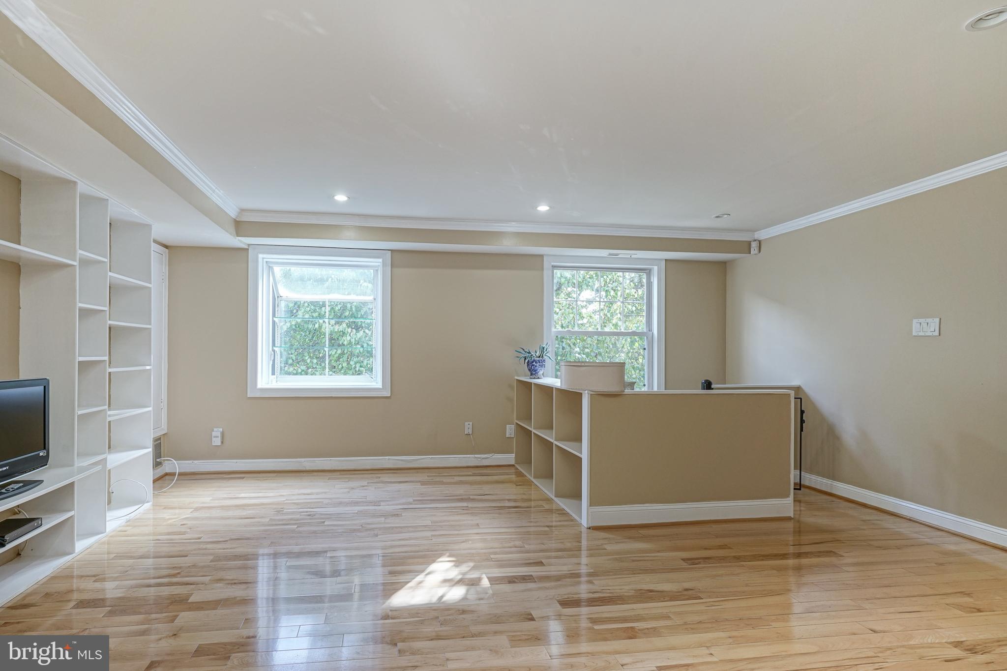 QUEEN VILLAGE - Residential Lease