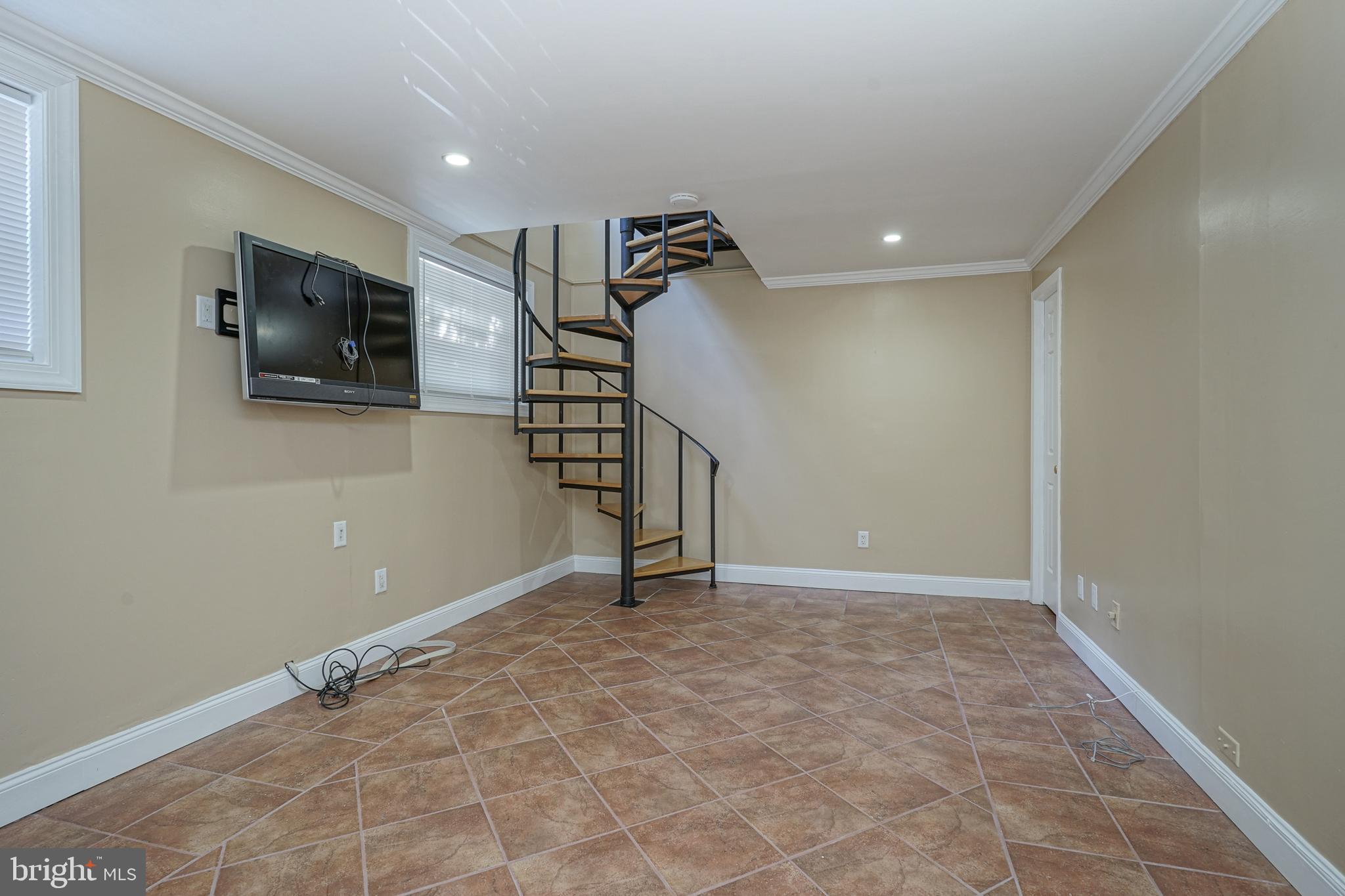 QUEEN VILLAGE - Residential Lease